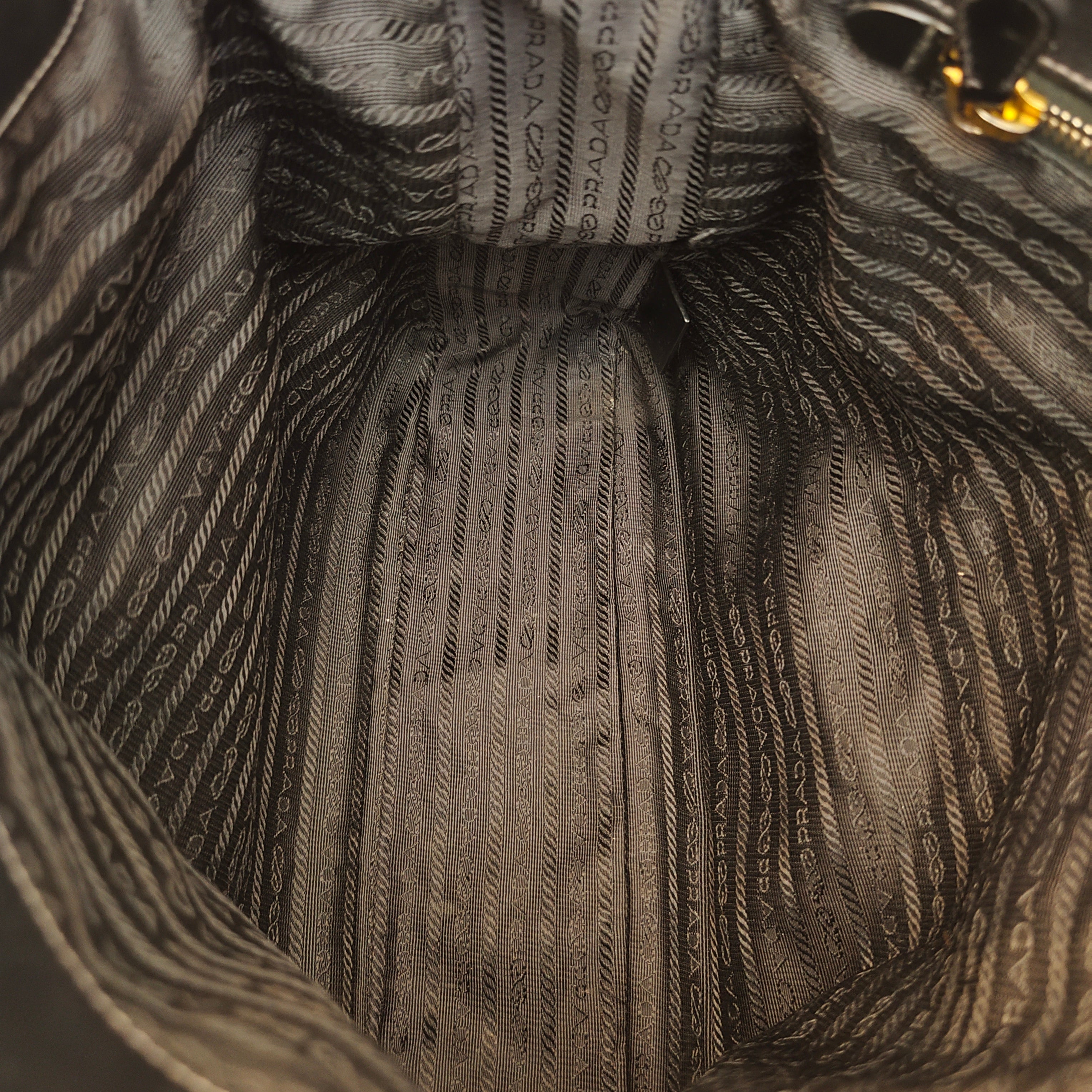 Prada - Borsa tote con tracolla in nylon e pelle nera lucida.