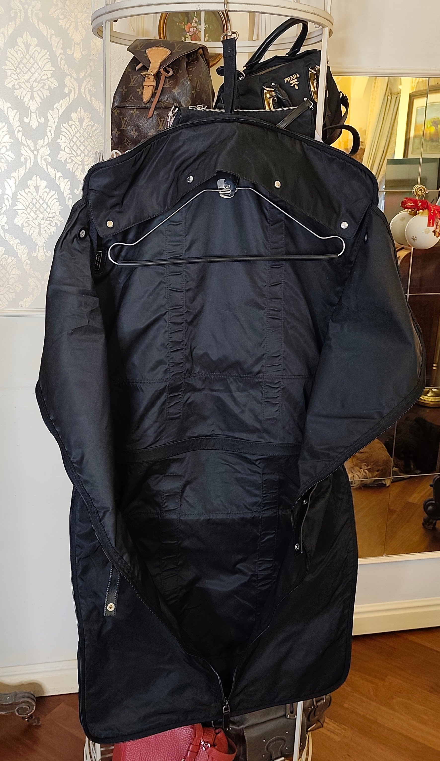 Prada - Borsone Porta Abiti da Viaggio in Re-Nylon e Pelle Saffiano Nera