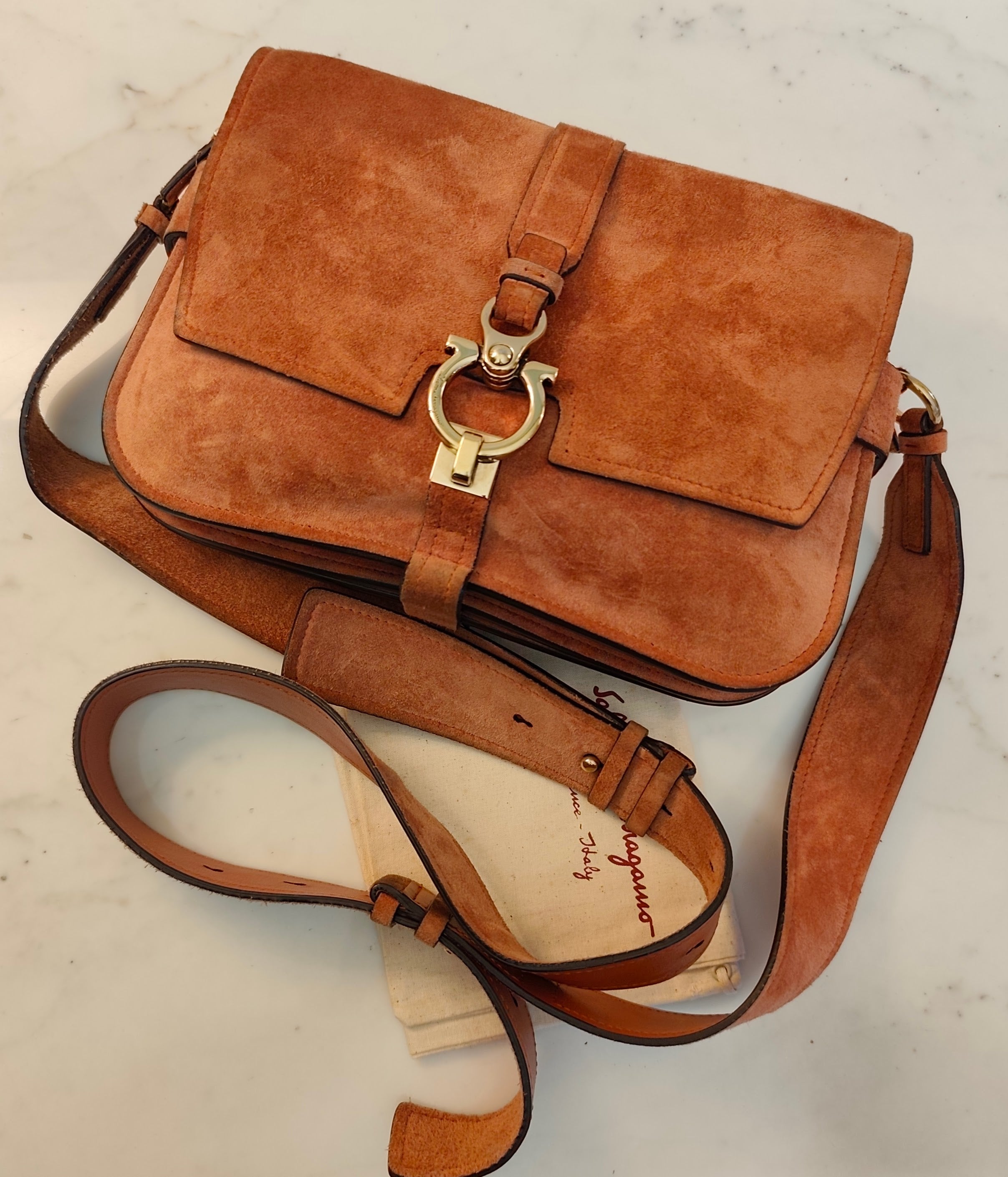 Salvatore Ferragamo – Borsa a Tracolla “Fiore” in Camoscio Albicocca