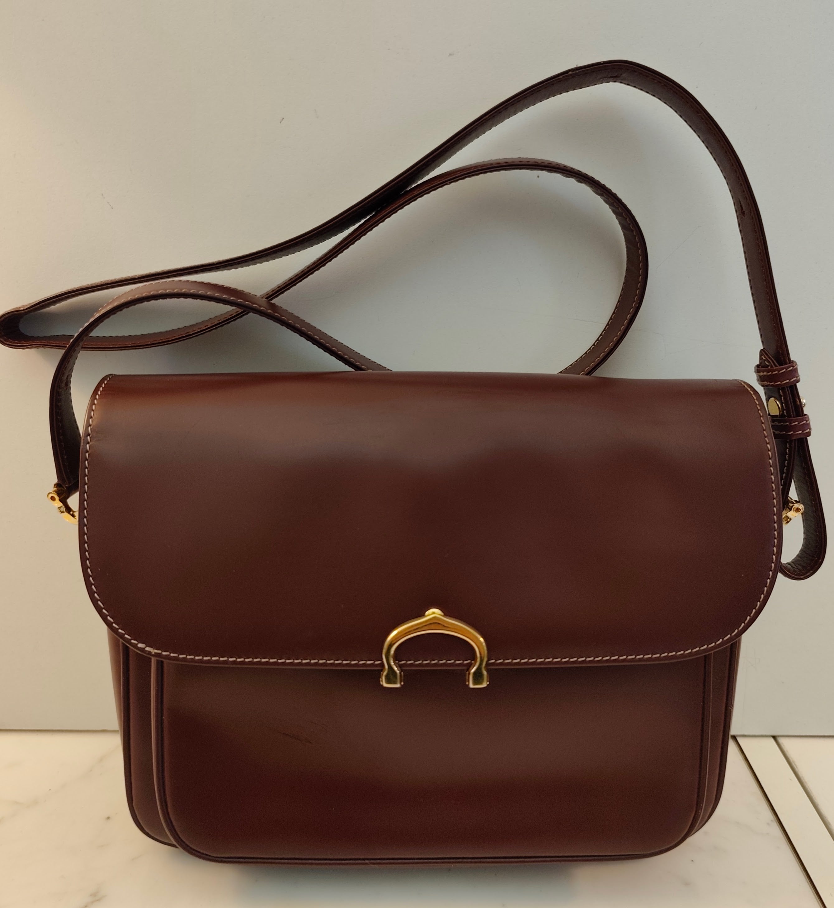 Cartier – Camera Bag Elegante Vintage in Pelle Bordeaux