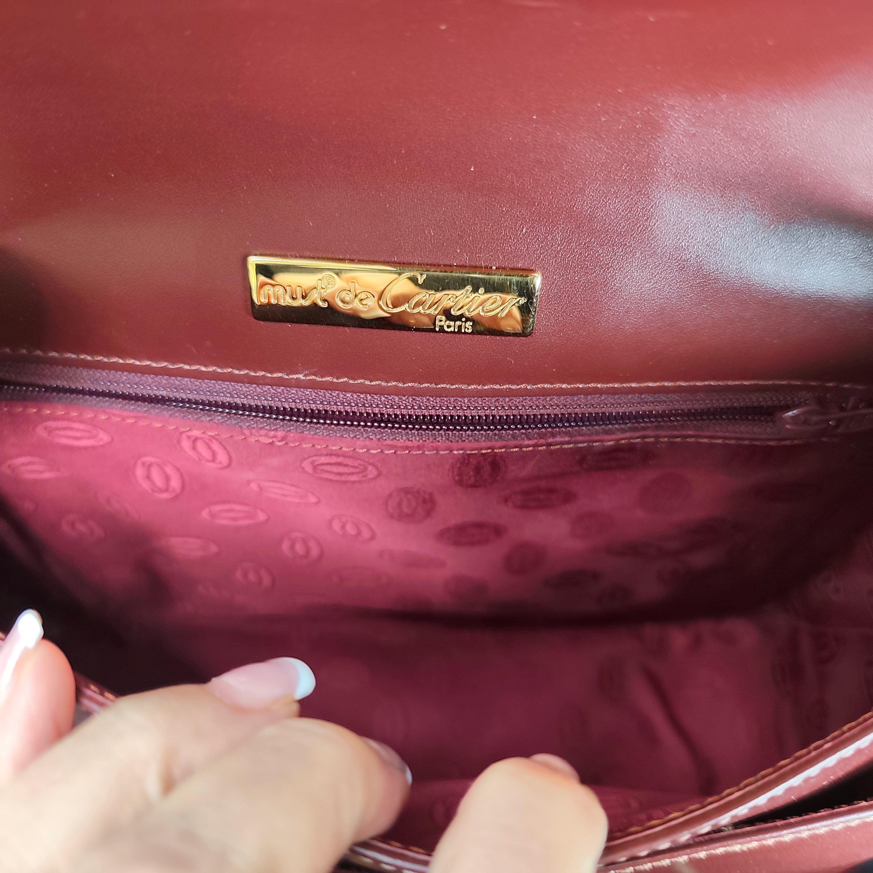 Cartier – Camera Bag Elegante Vintage in Pelle Bordeaux