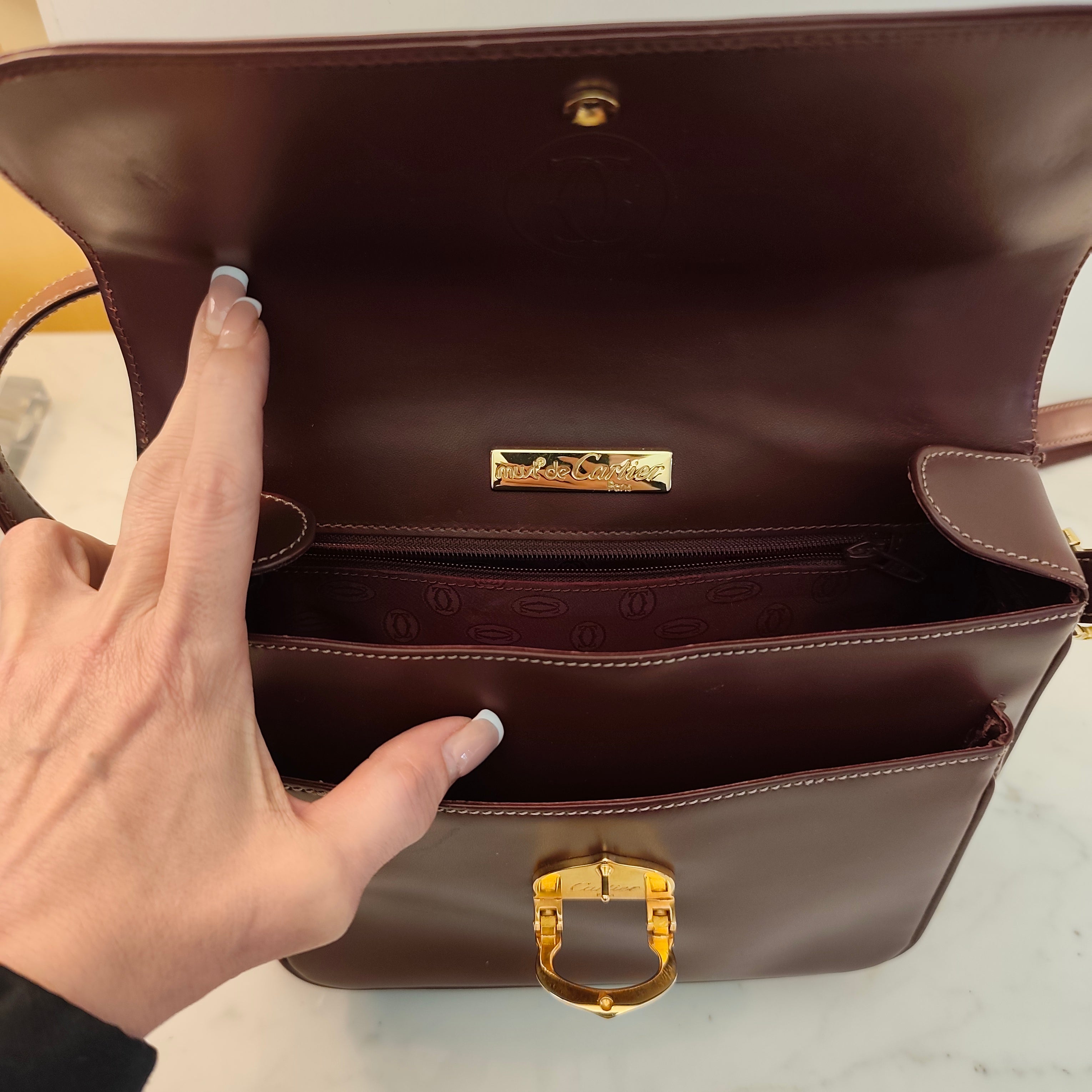 Cartier – Camera Bag Elegante Vintage in Pelle Bordeaux