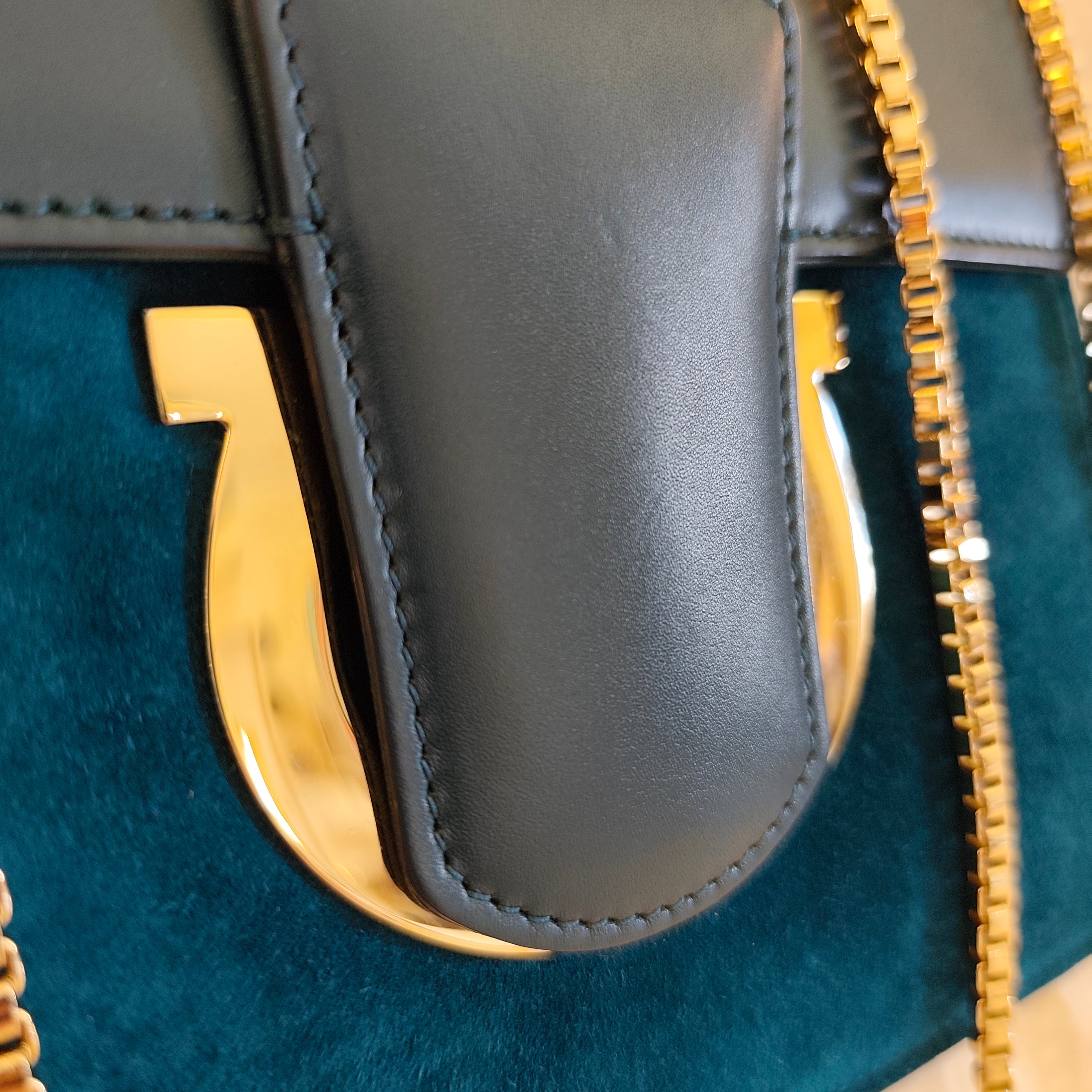 Salvatore Ferragamo – Borsetta “Thalia” in Pelle e Camoscio Ottanio