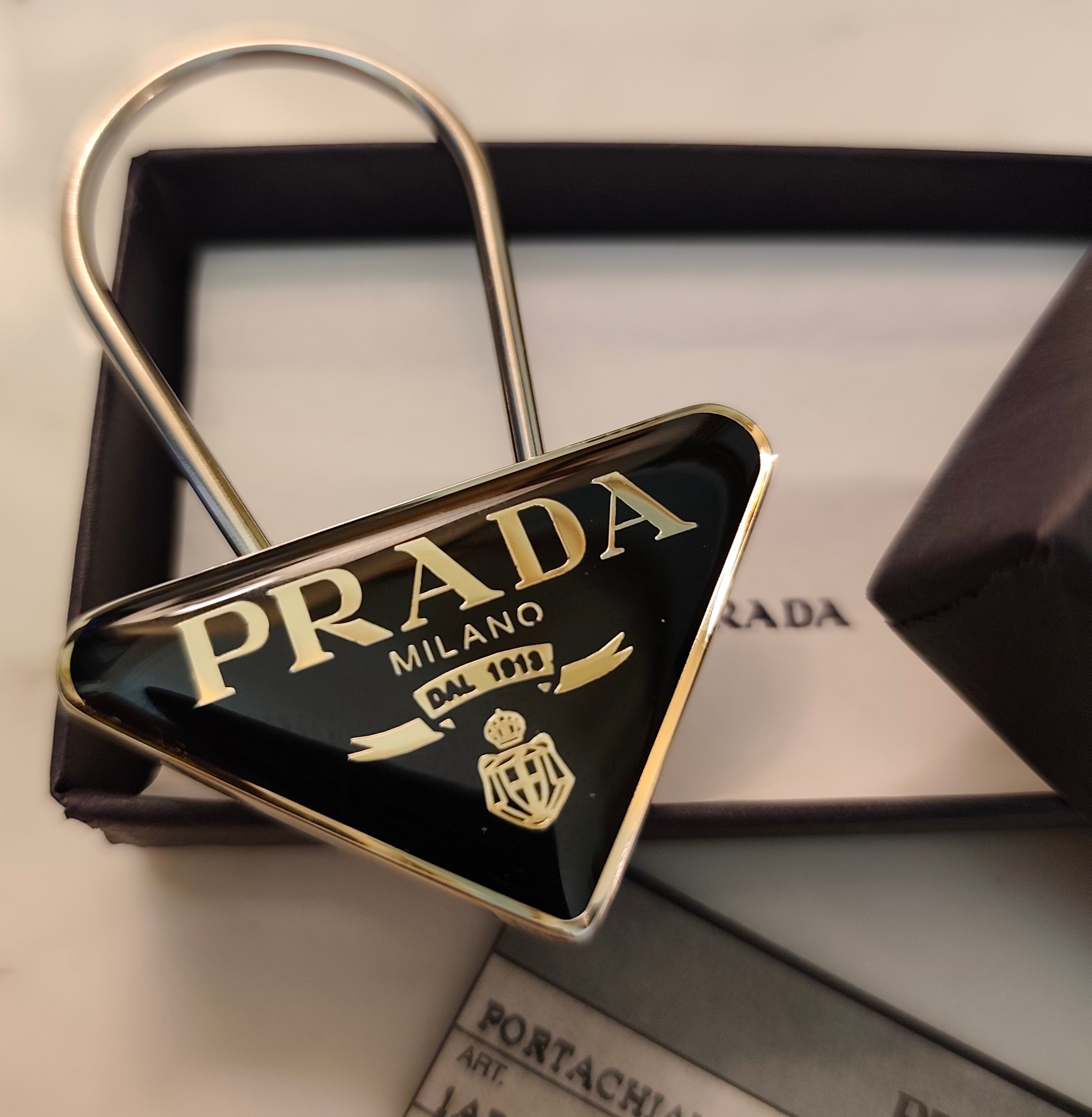 Prada - Portachiavi Unisex - in Metallo con Triangolo Smaltato Nero