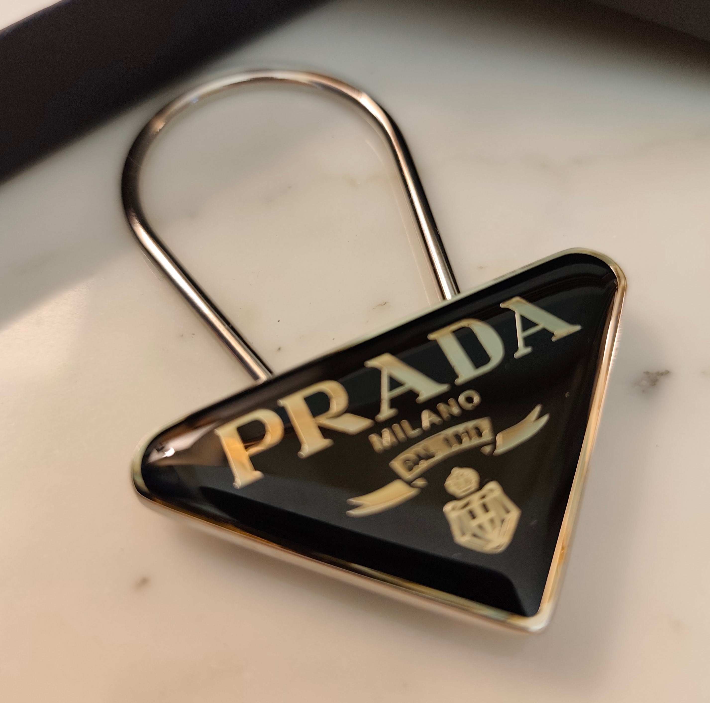 Prada - Portachiavi Unisex - in Metallo con Triangolo Smaltato Nero