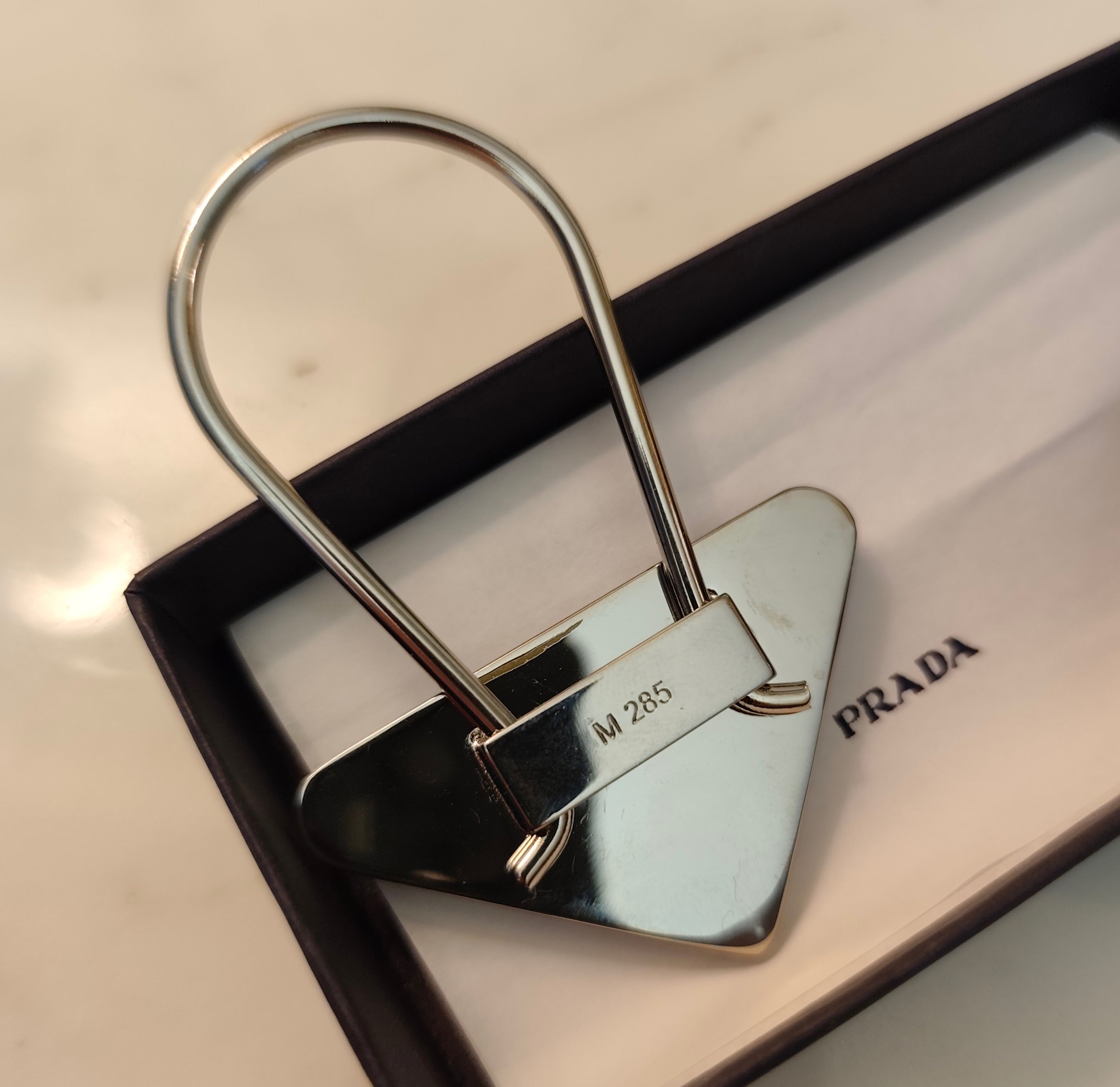 Prada - Portachiavi Unisex - in Metallo con Triangolo Smaltato Nero