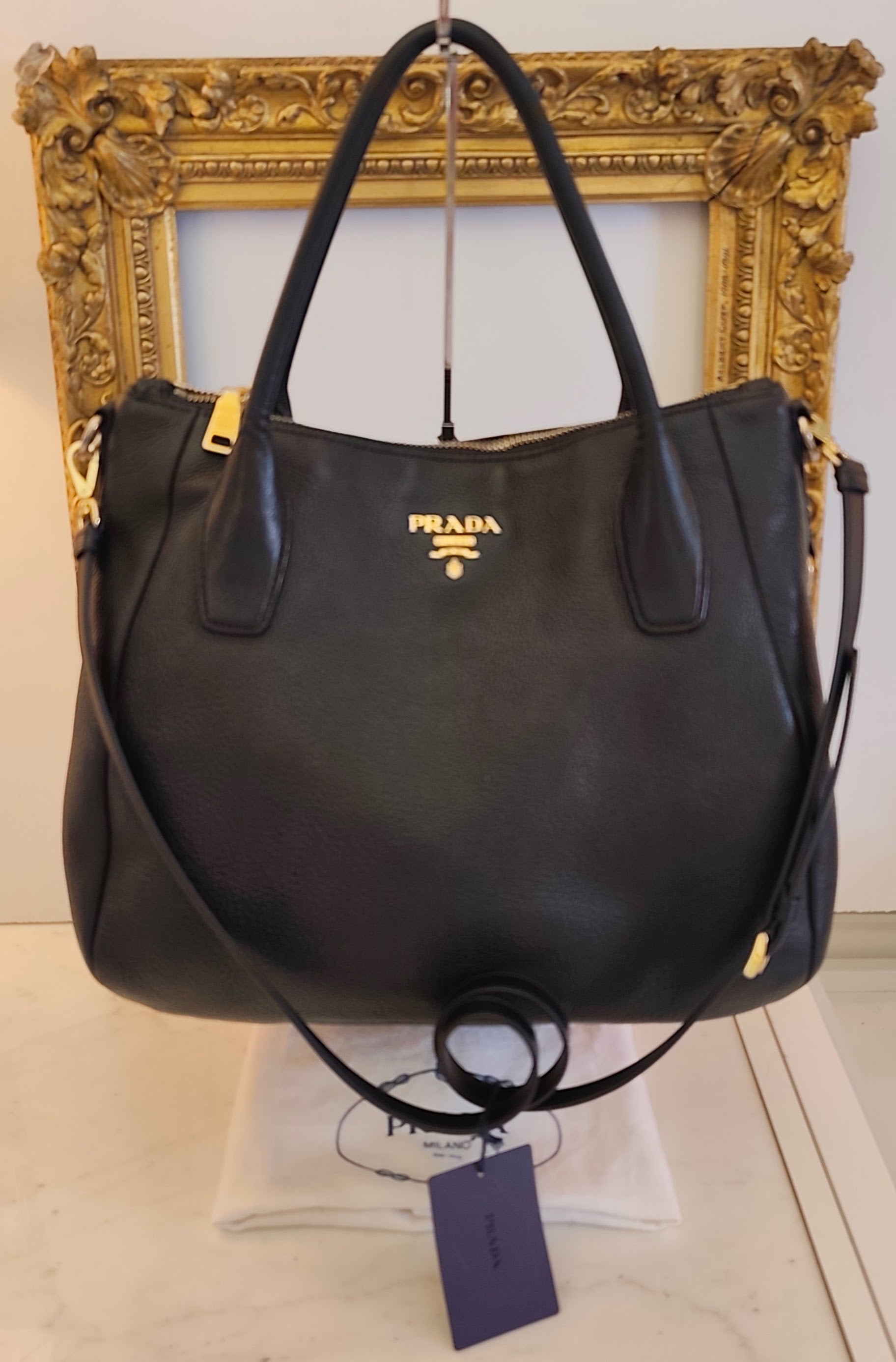 Prada - Tote Shopper in Pelle Nera con Manici Rigidi e Fondo Arrotondato