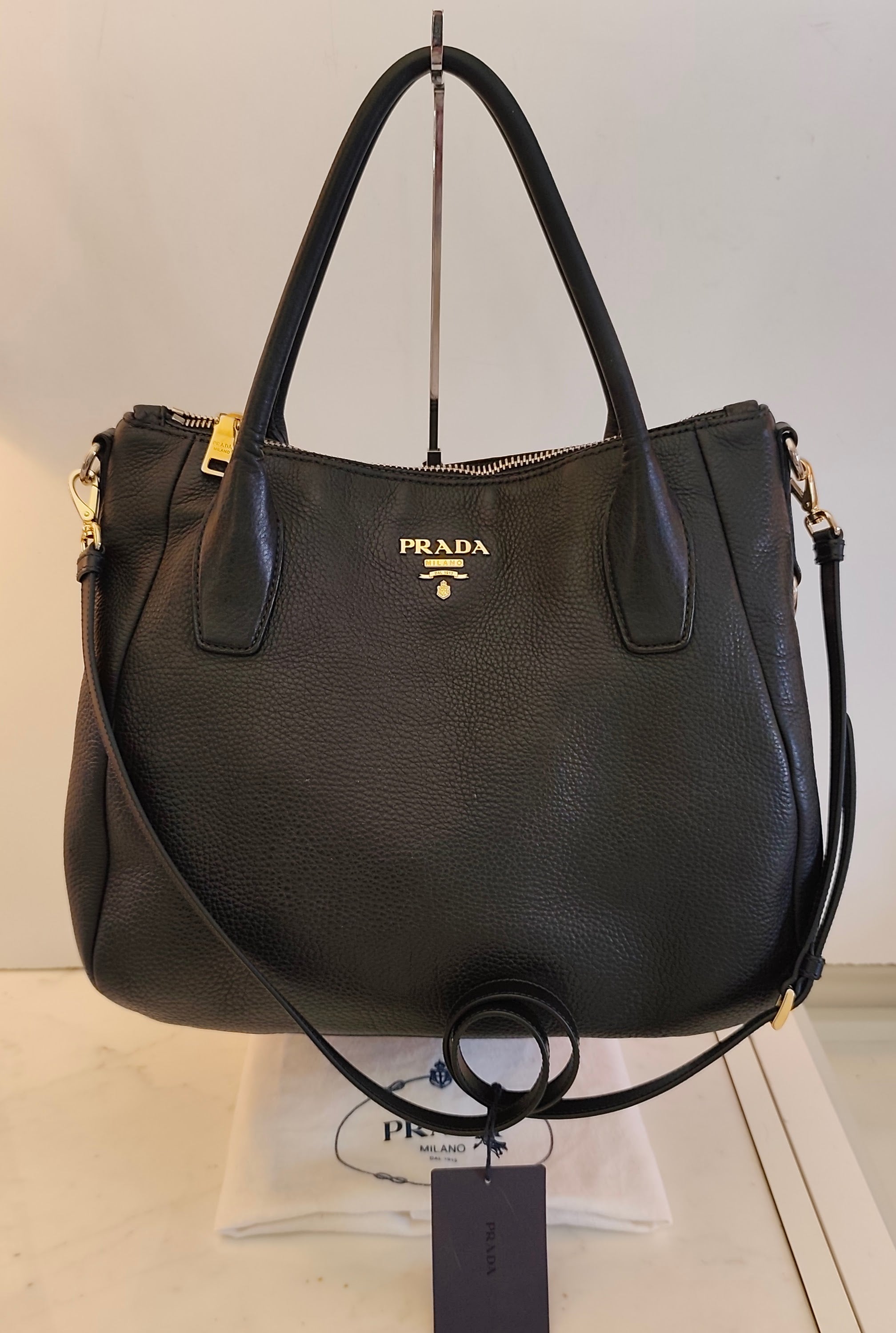Prada - Tote Shopper in Pelle Nera con Manici Rigidi e Fondo Arrotondato
