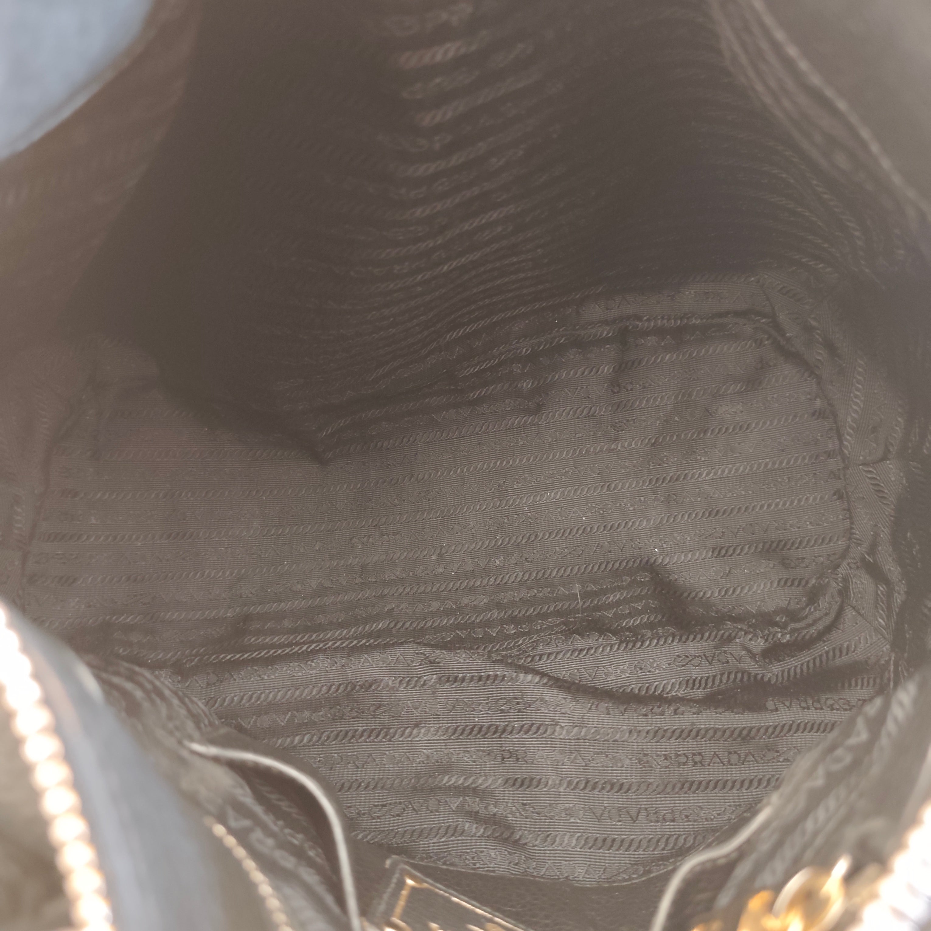 Prada - Tote Shopper in Pelle Nera con Manici Rigidi e Fondo Arrotondato