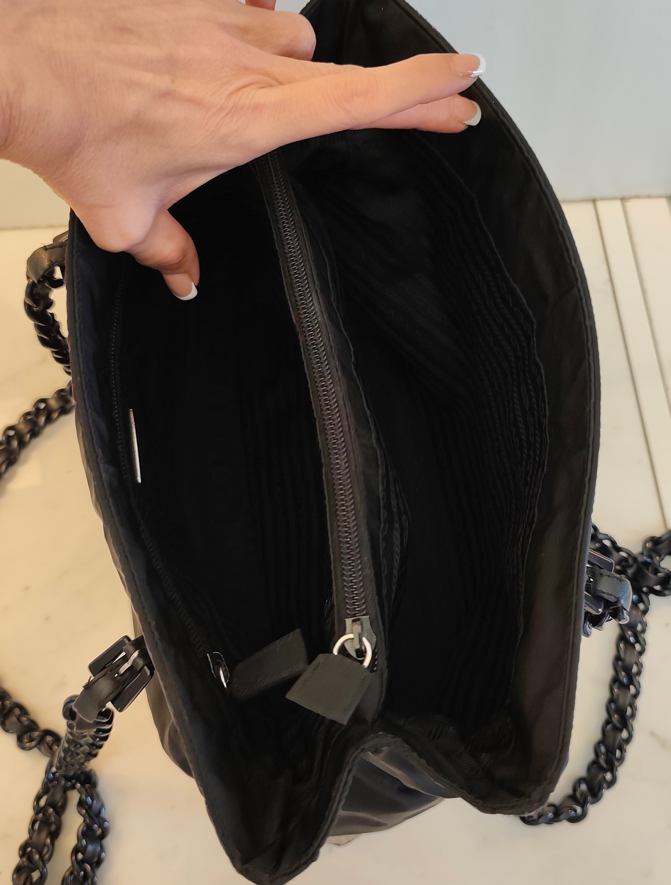 Prada - Tote a Spalla in Nylon Nero con Catene in Resina Vintage