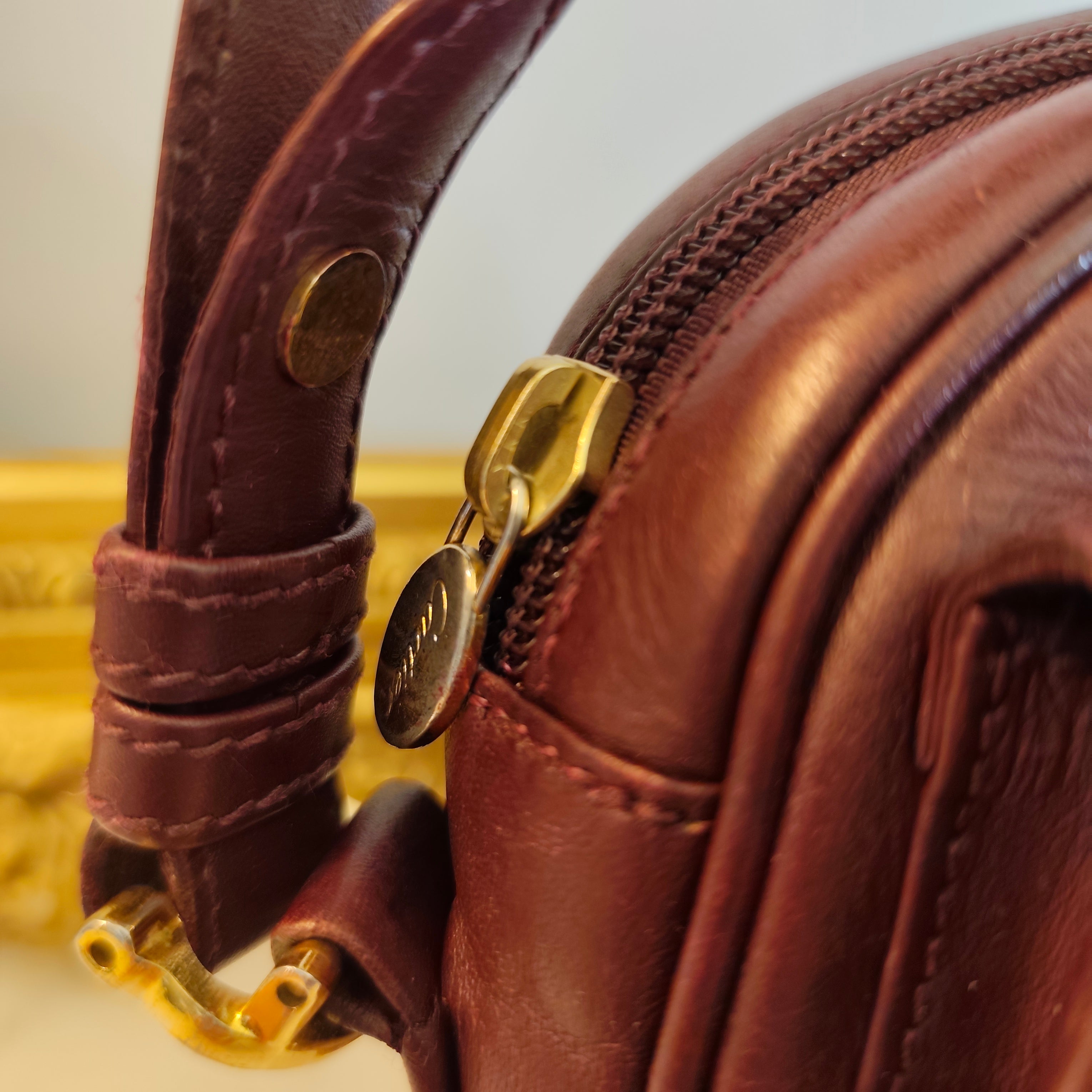 Cartier - Borsetta Elegante a Spalla con Tracolla in Pelle Bordeaux Vintage
