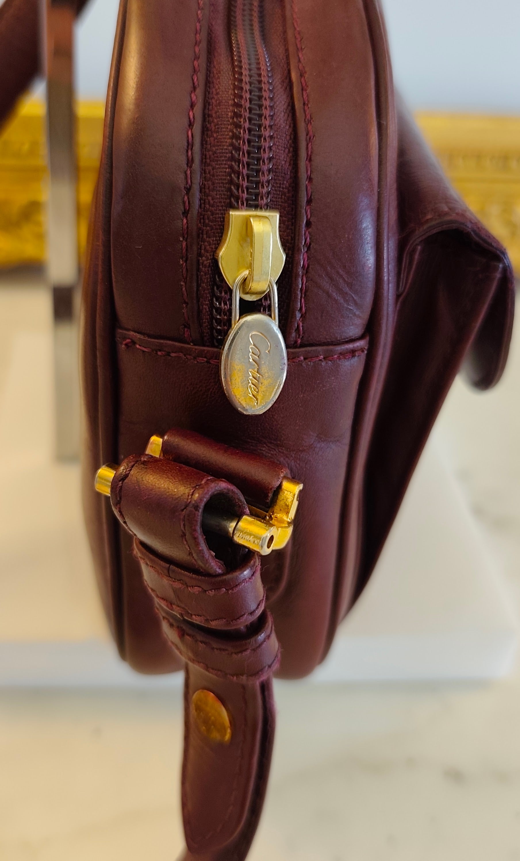 Cartier - Borsetta Elegante a Spalla con Tracolla in Pelle Bordeaux Vintage