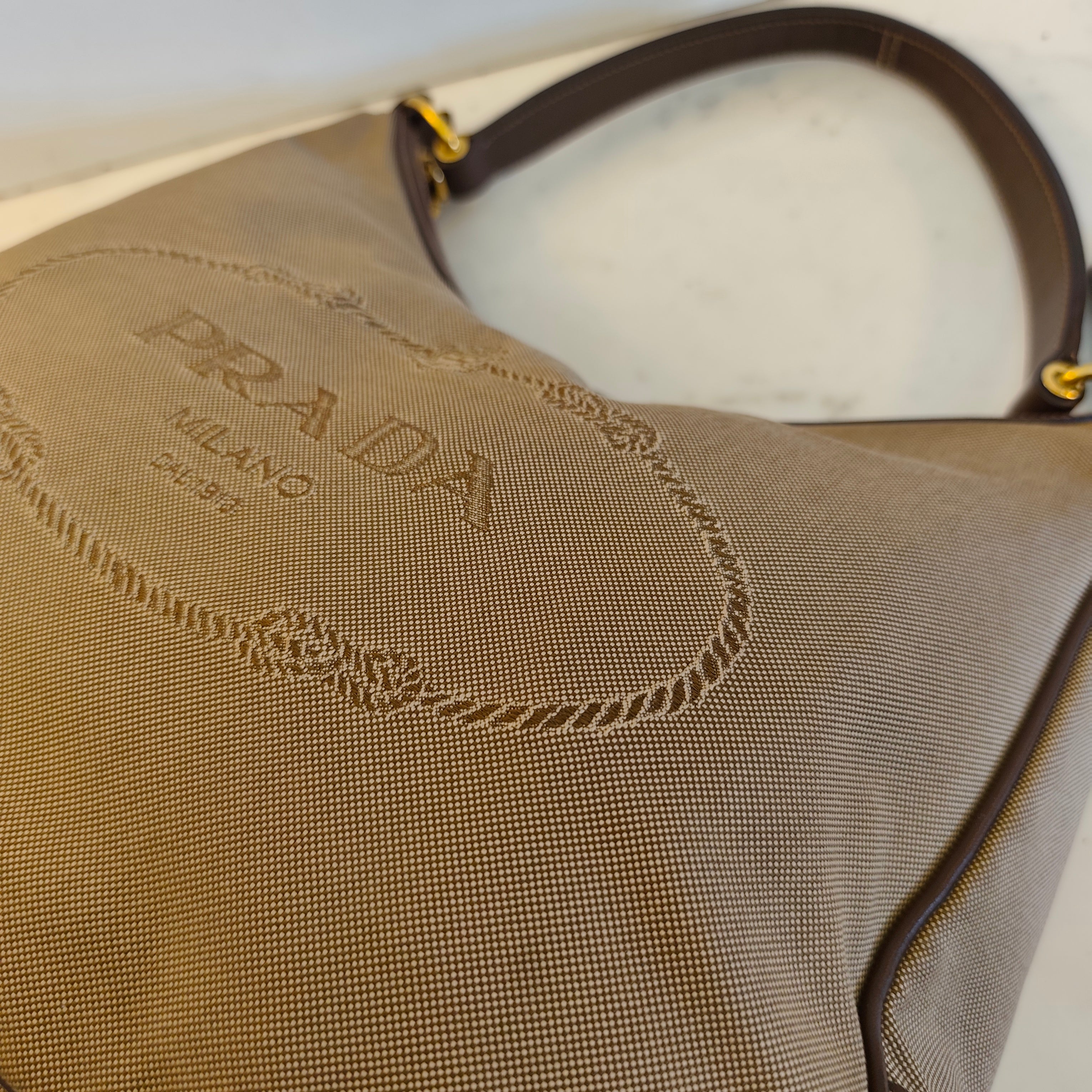 Prada – Borsa Hobo a Spalla Logo Jacquard in Canapa Beige e Pelle Marrone