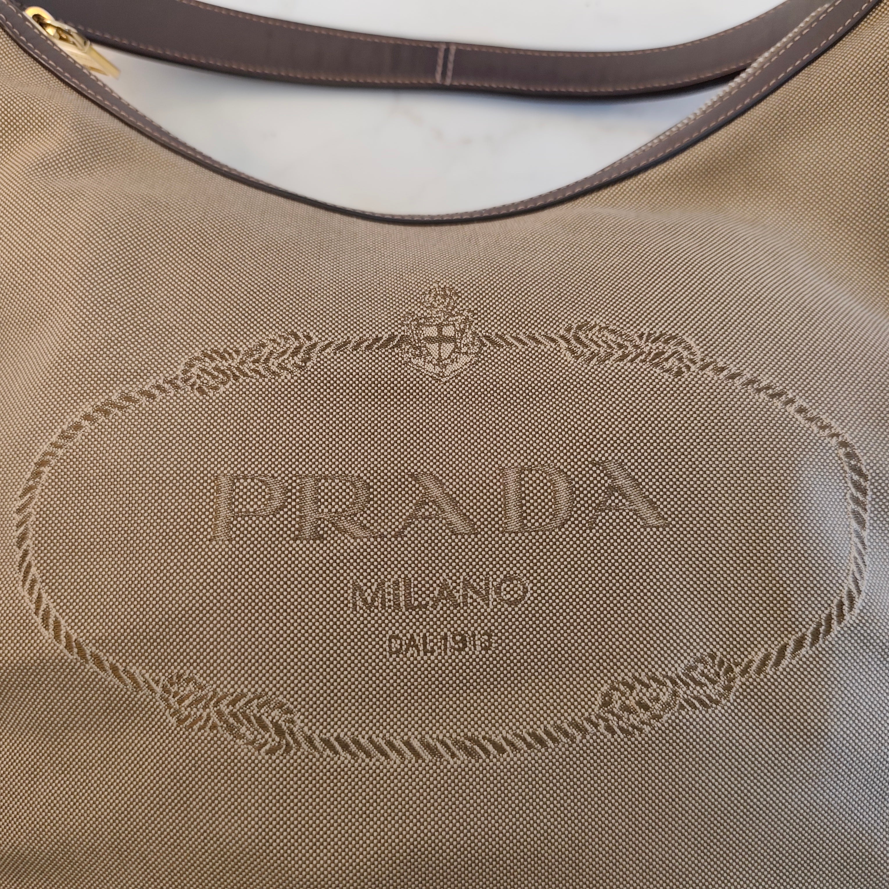 Prada – Borsa Hobo a Spalla Logo Jacquard in Canapa Beige e Pelle Marrone