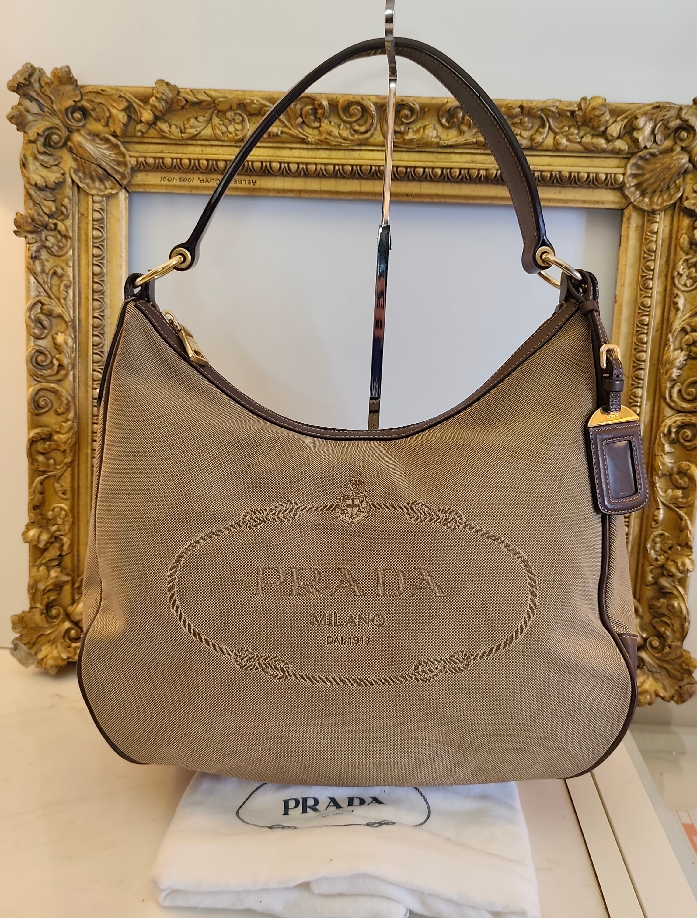 Prada – Borsa Hobo a Spalla Logo Jacquard in Canapa Beige e Pelle Marrone