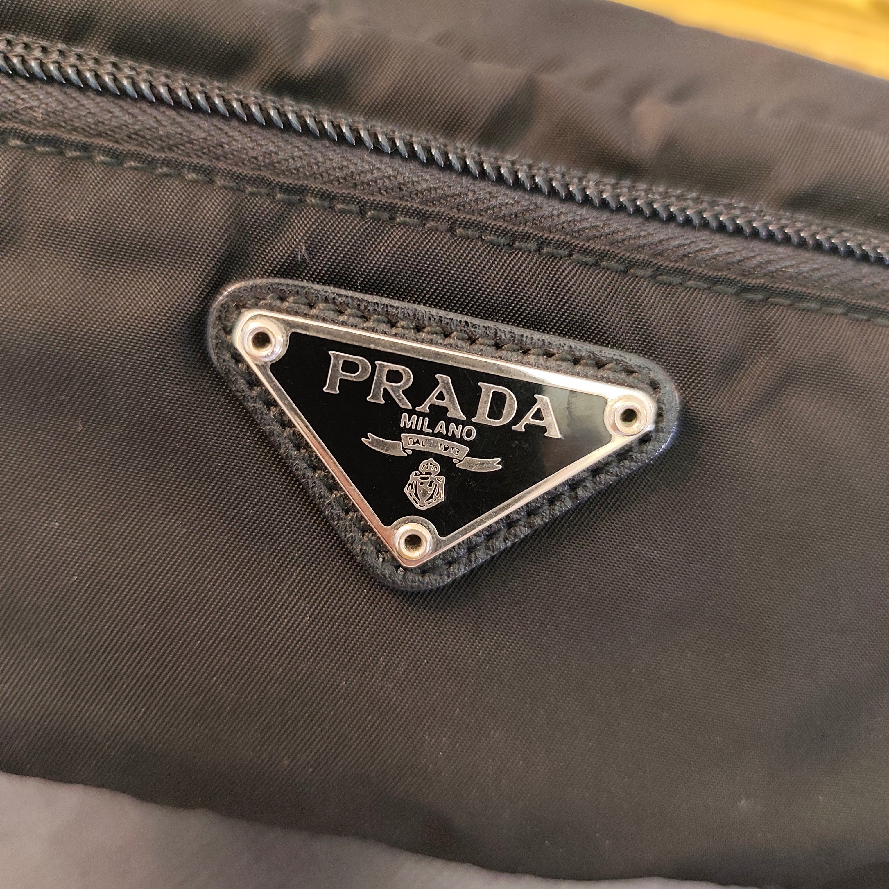 Prada – Trousse Singola da Viaggio in Re-Nylon e Pelle Saffiano Nera