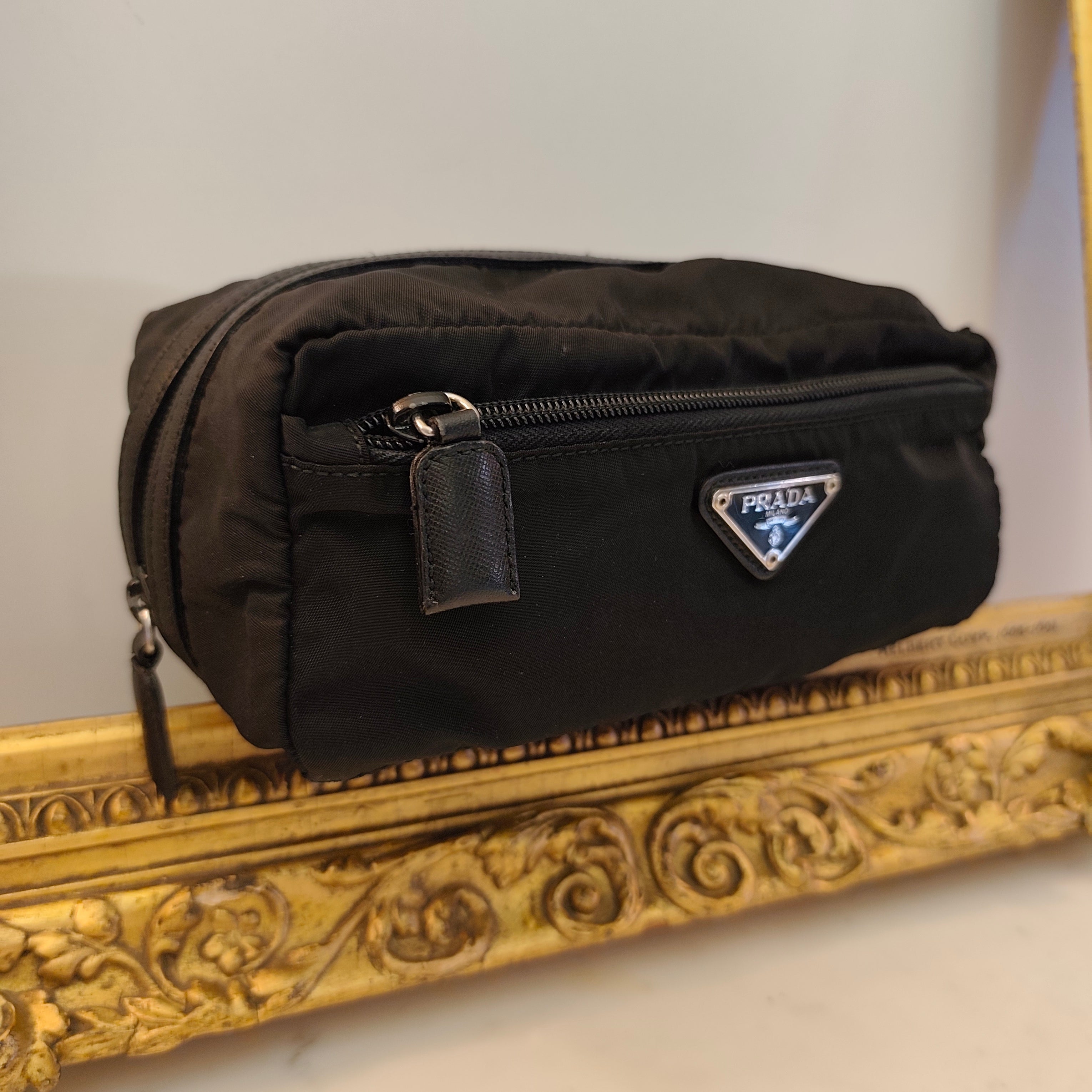 Prada – Trousse Singola da Viaggio in Re-Nylon e Pelle Saffiano Nera