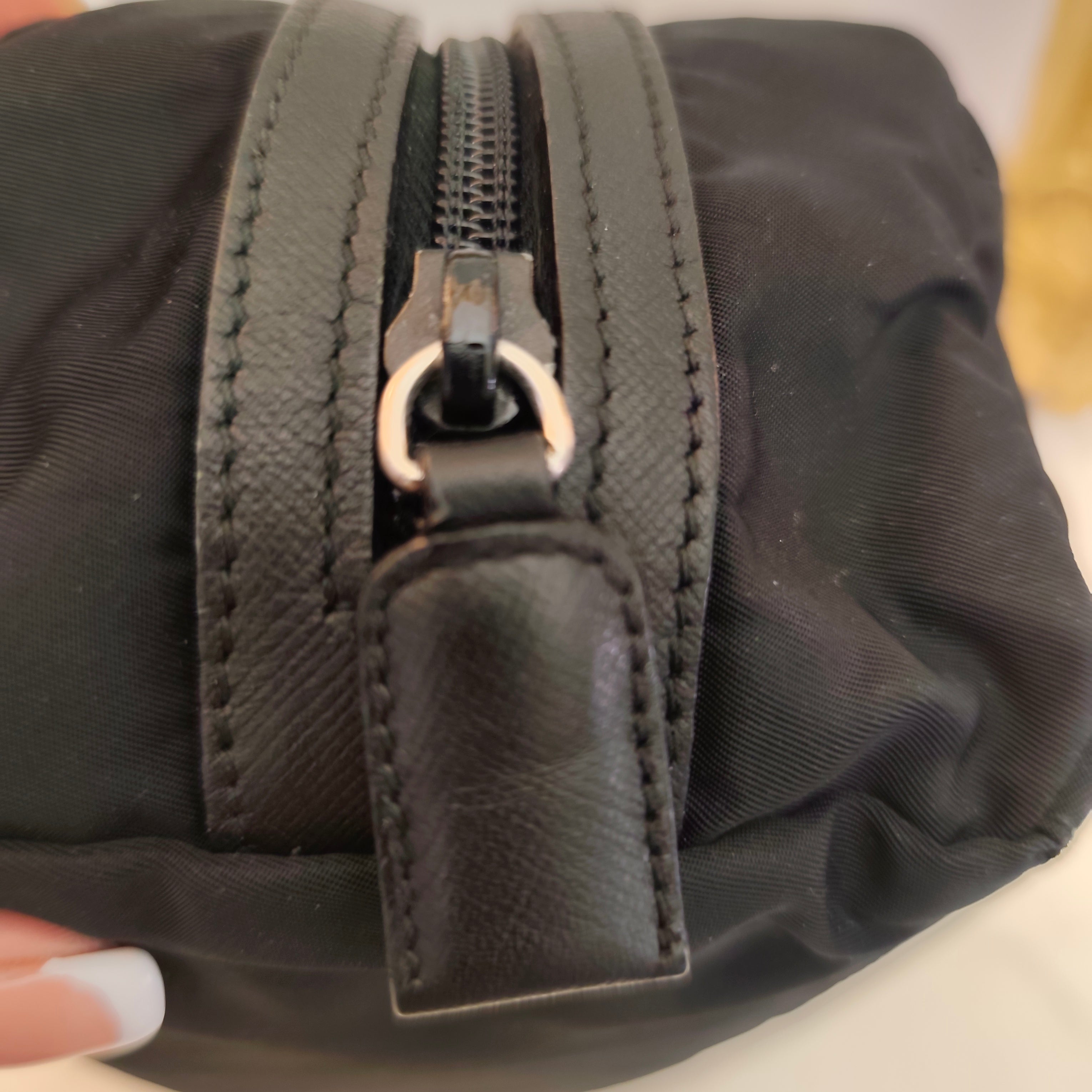 Prada – Trousse Singola da Viaggio in Re-Nylon e Pelle Saffiano Nera