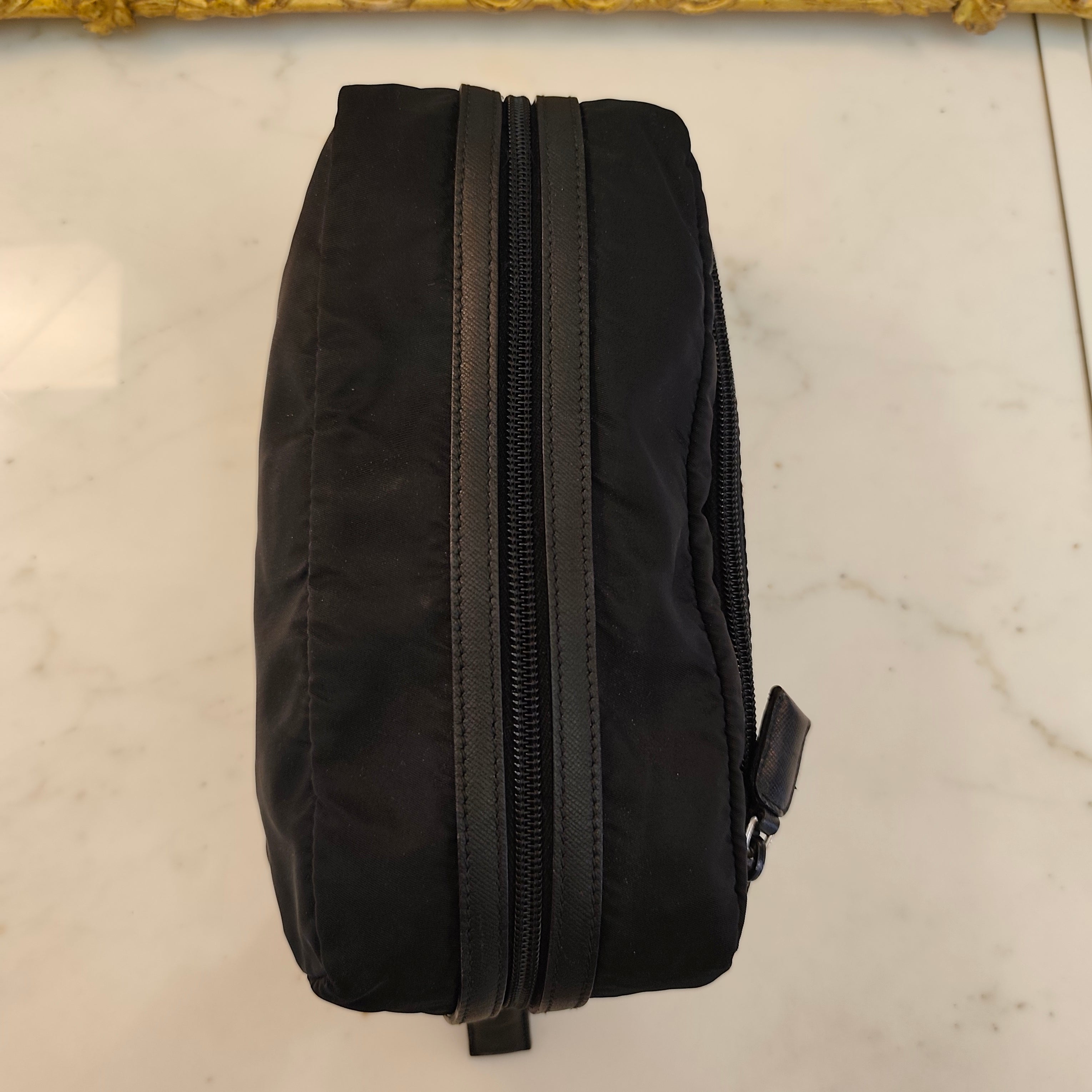 Prada – Trousse Singola da Viaggio in Re-Nylon e Pelle Saffiano Nera