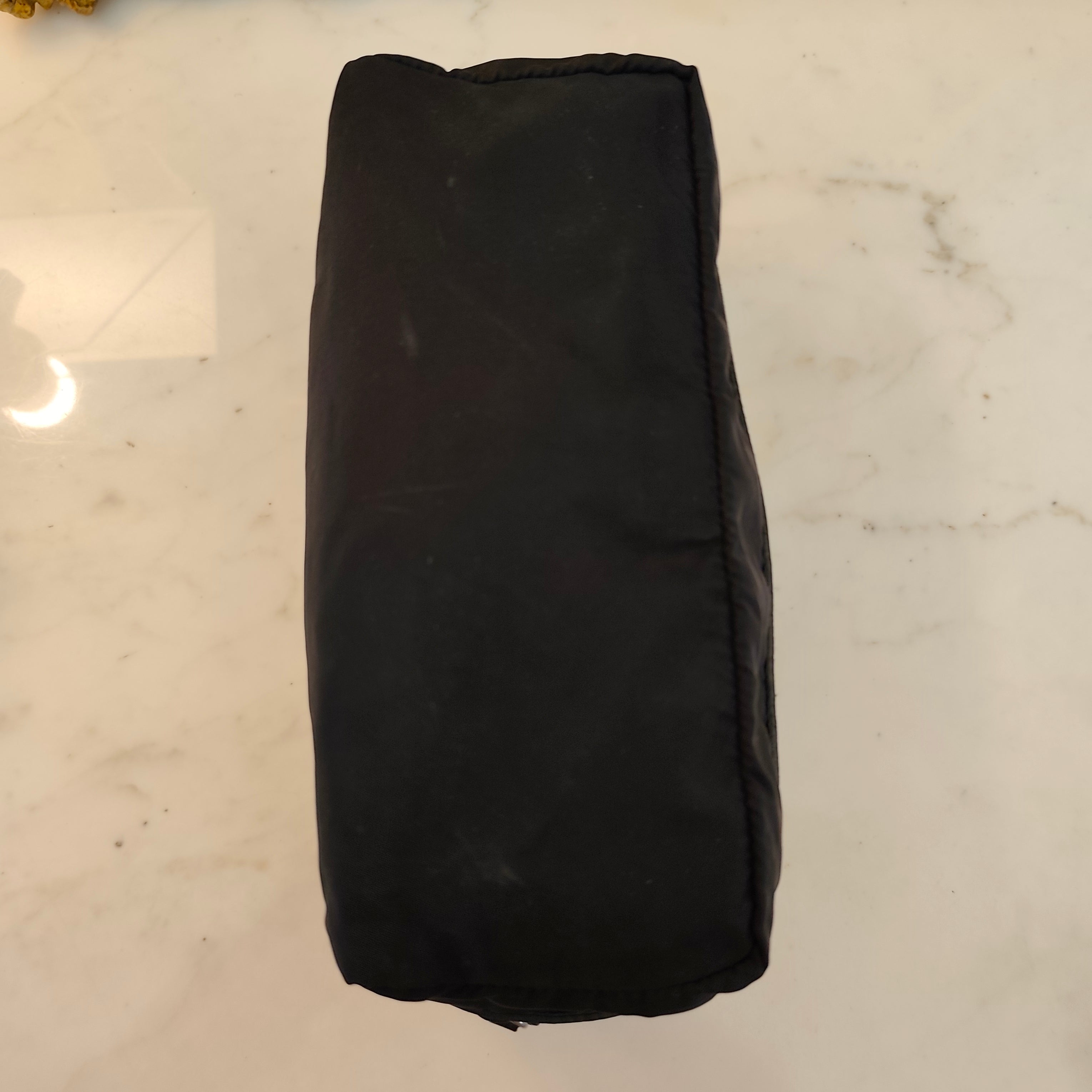 Prada – Trousse Singola da Viaggio in Re-Nylon e Pelle Saffiano Nera