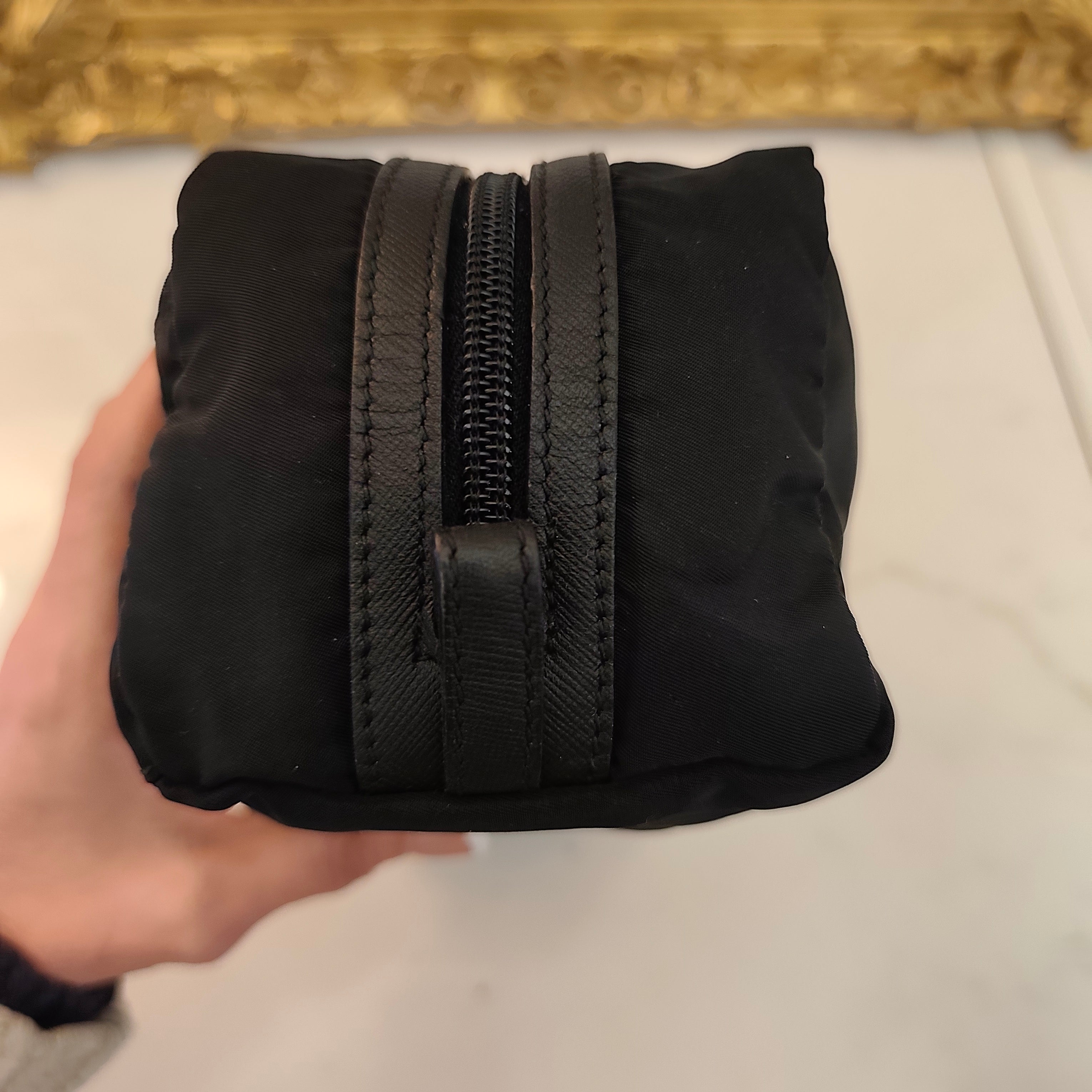 Prada – Trousse Singola da Viaggio in Re-Nylon e Pelle Saffiano Nera