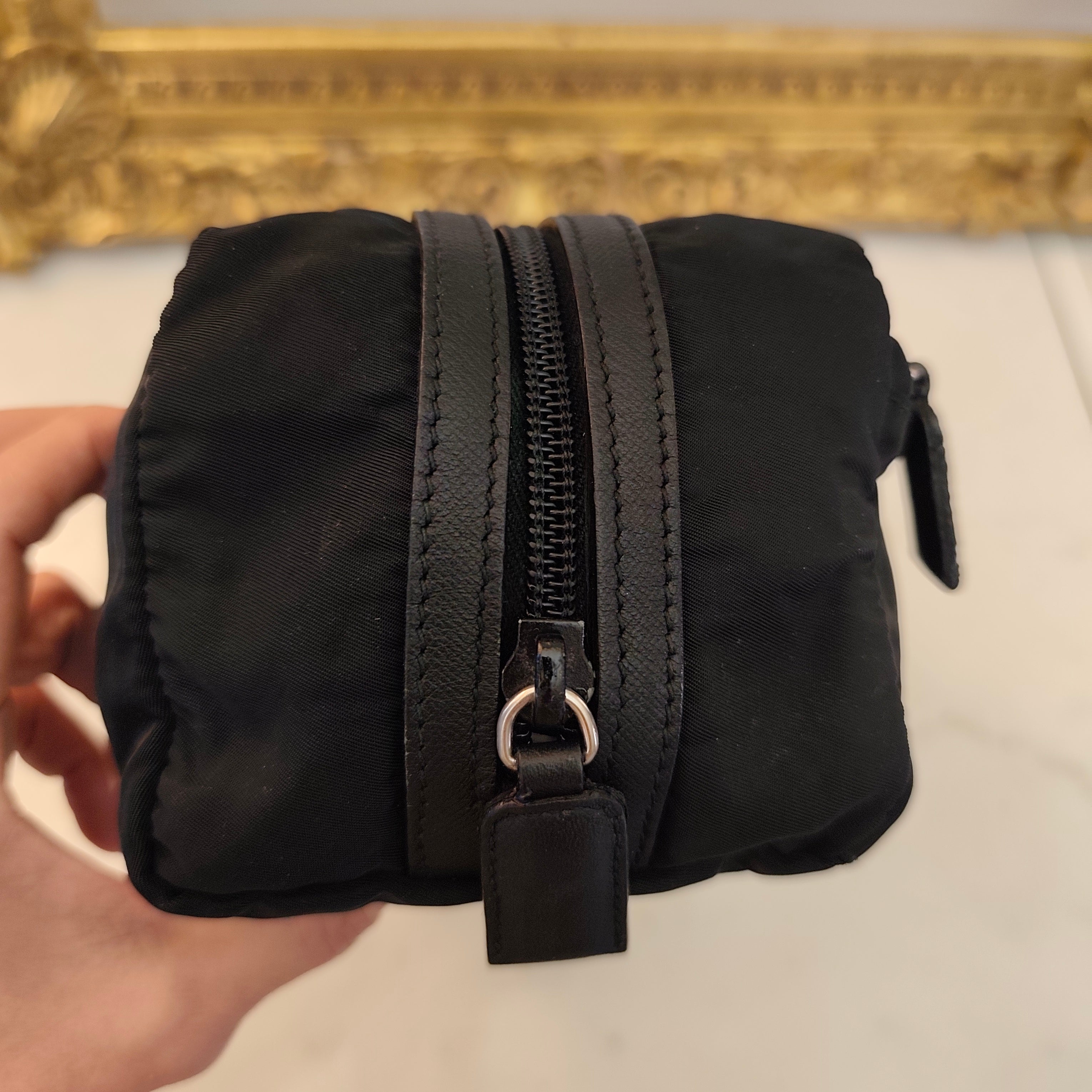 Prada – Trousse Singola da Viaggio in Re-Nylon e Pelle Saffiano Nera