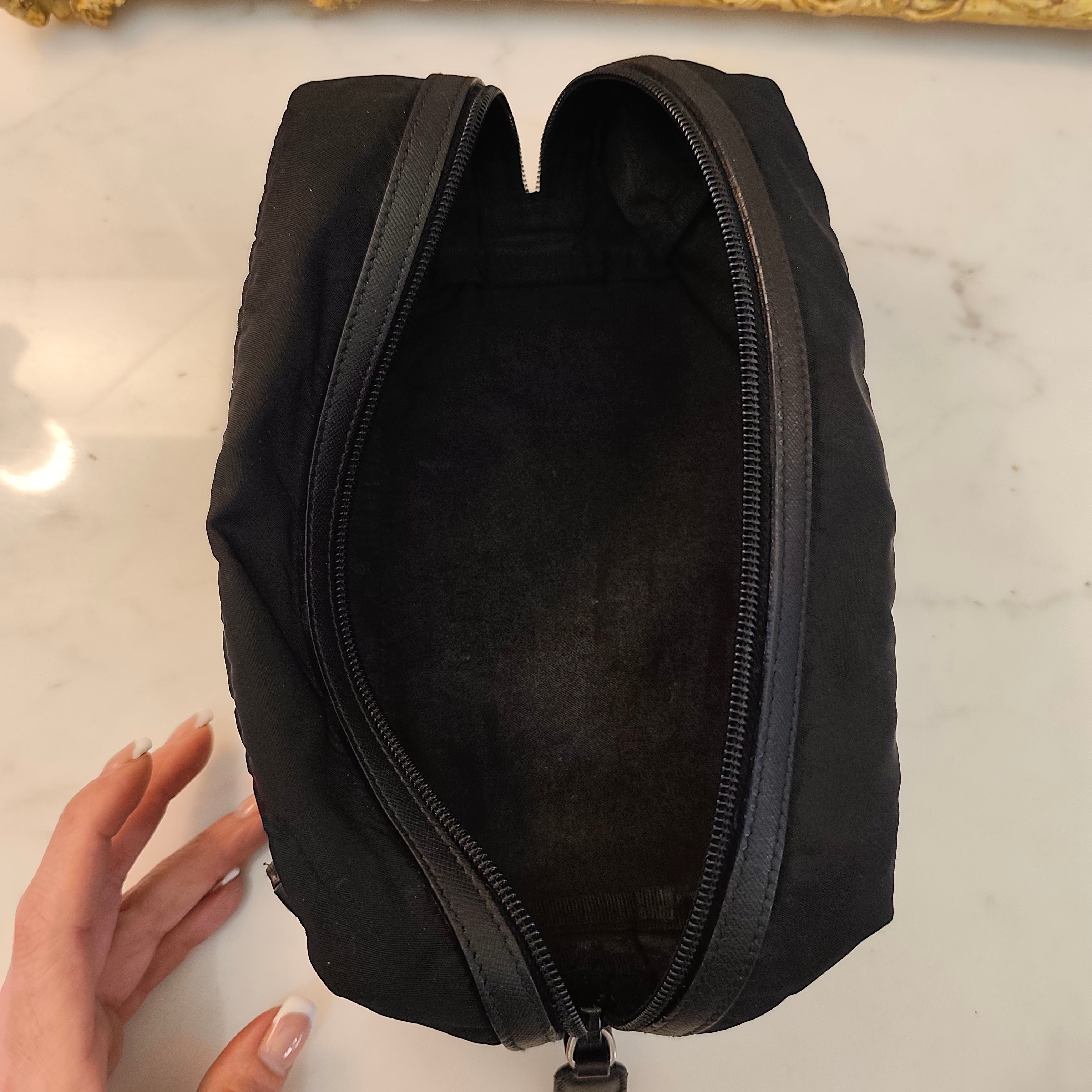 Prada – Trousse Singola da Viaggio in Re-Nylon e Pelle Saffiano Nera