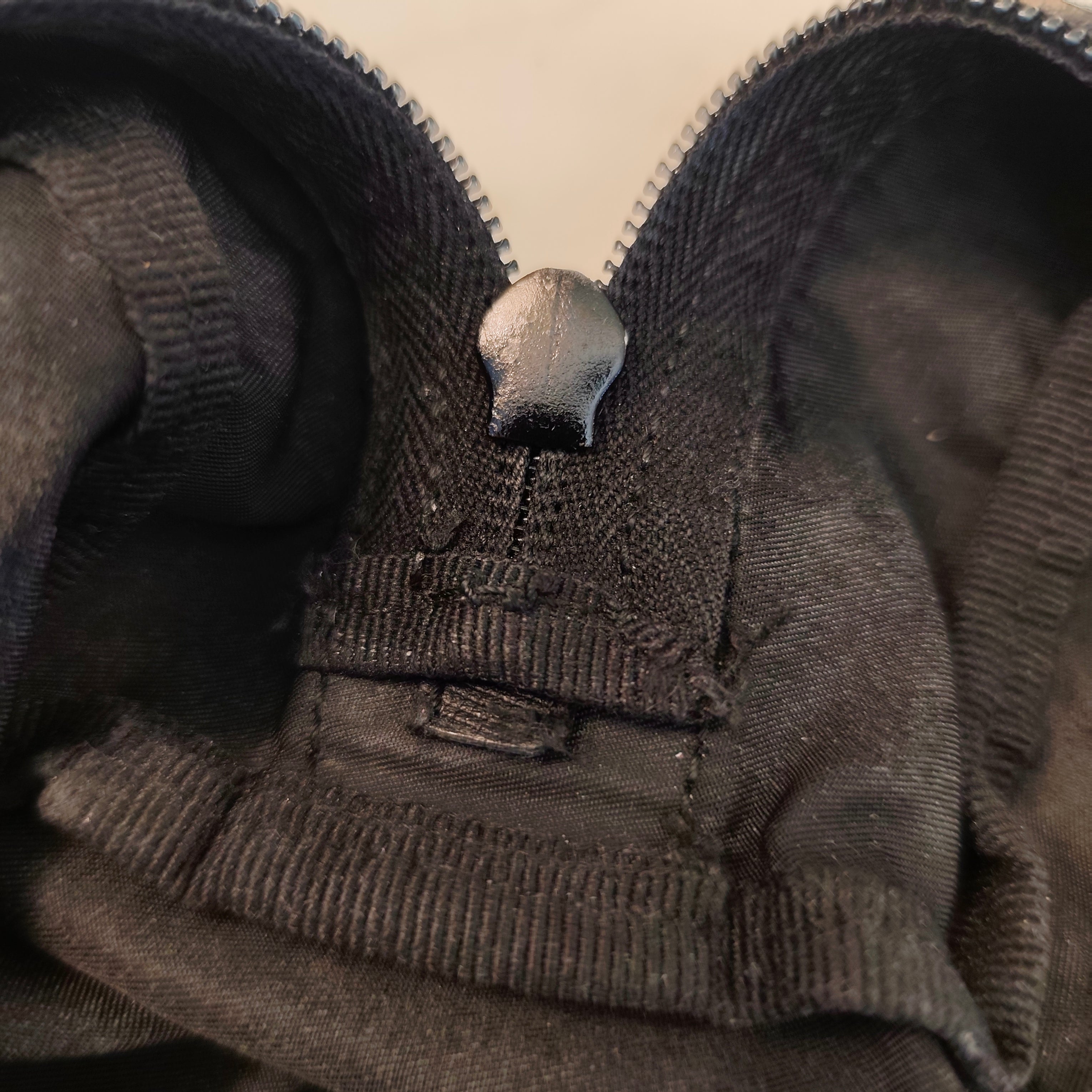 Prada – Trousse Singola da Viaggio in Re-Nylon e Pelle Saffiano Nera