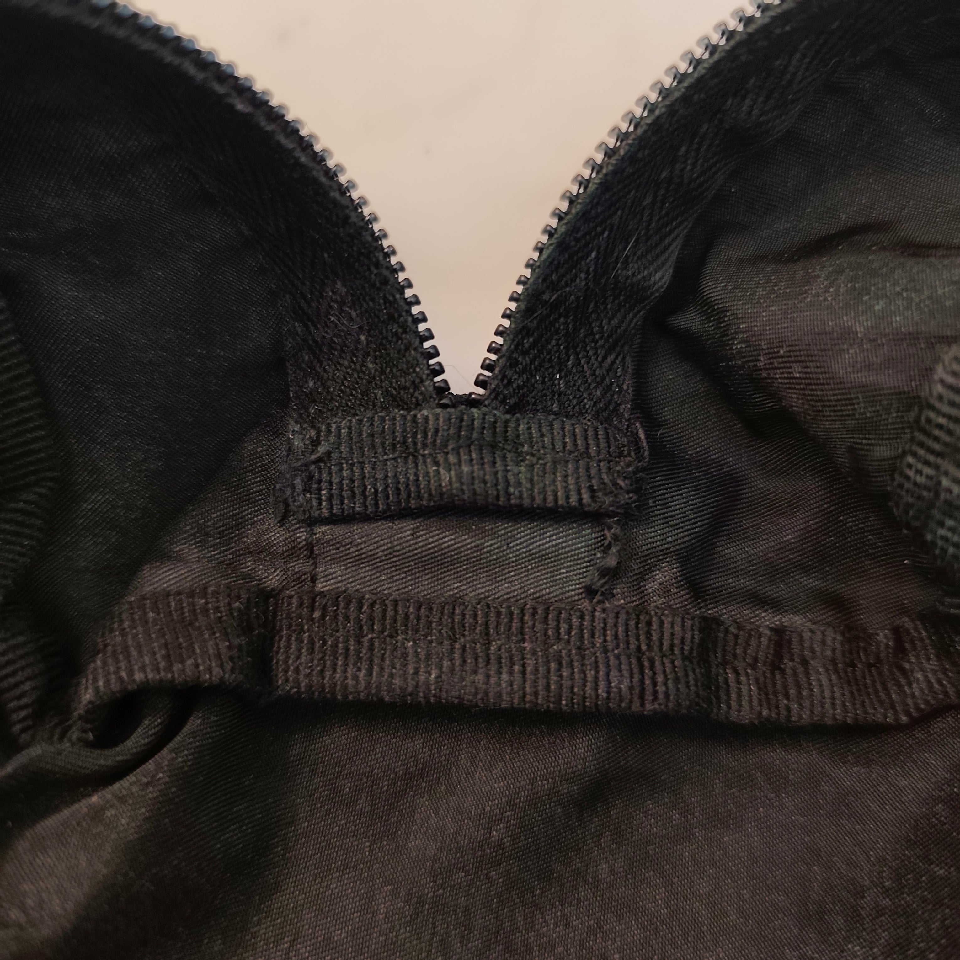 Prada – Trousse Singola da Viaggio in Re-Nylon e Pelle Saffiano Nera