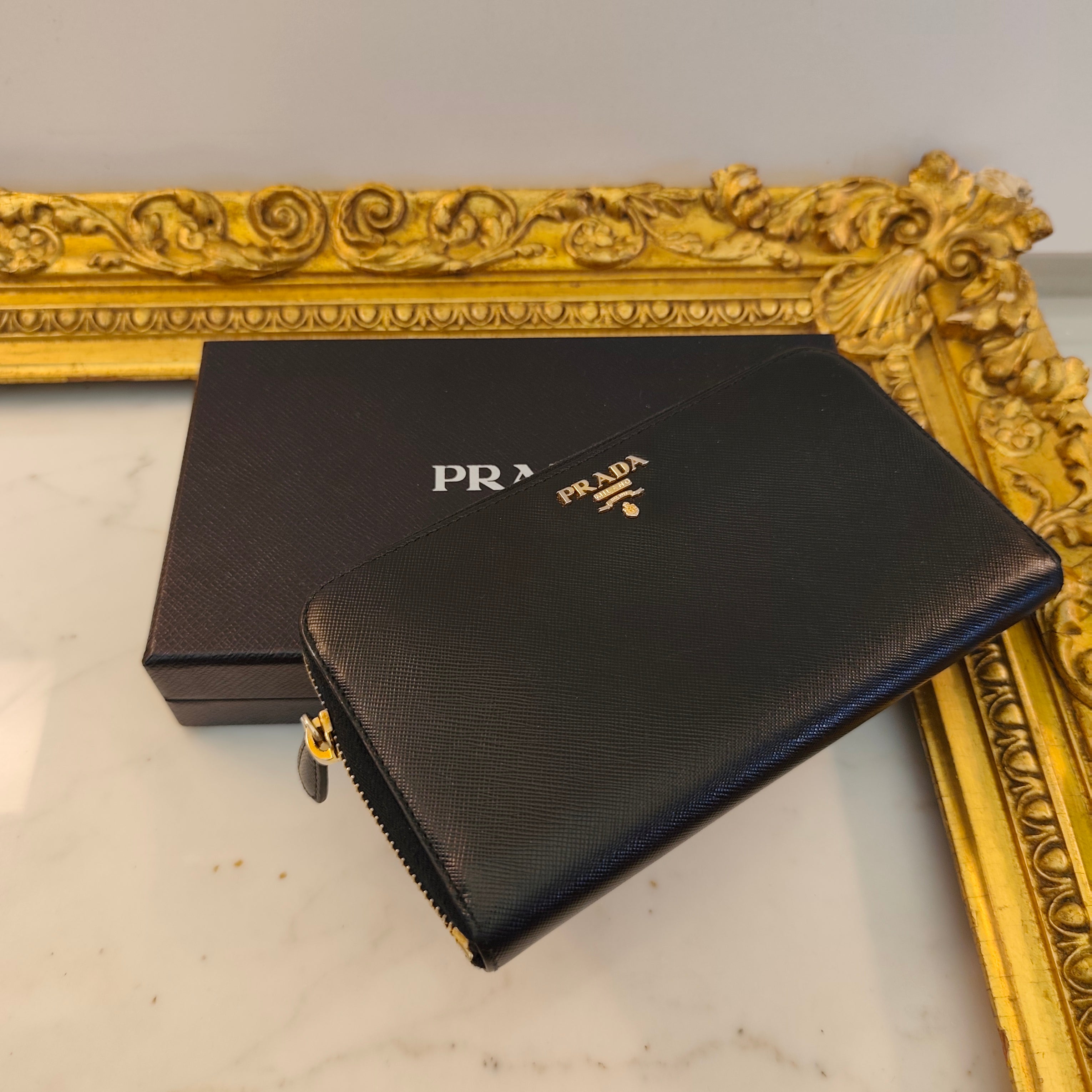 Prada – Portafoglio Continental Zip All-Around in Saffiano Nero