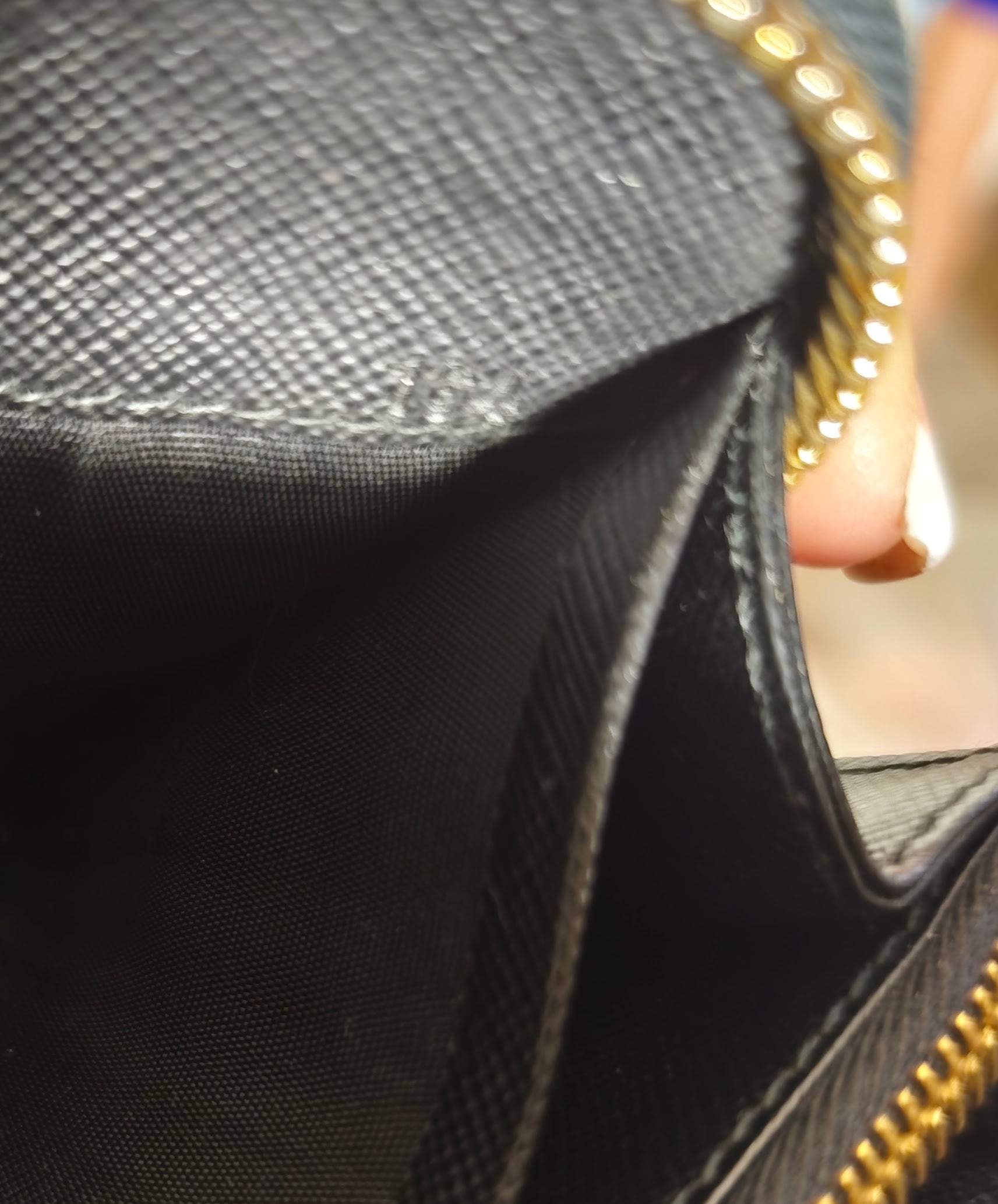 Prada – Portafoglio Continental Zip All-Around in Saffiano Nero