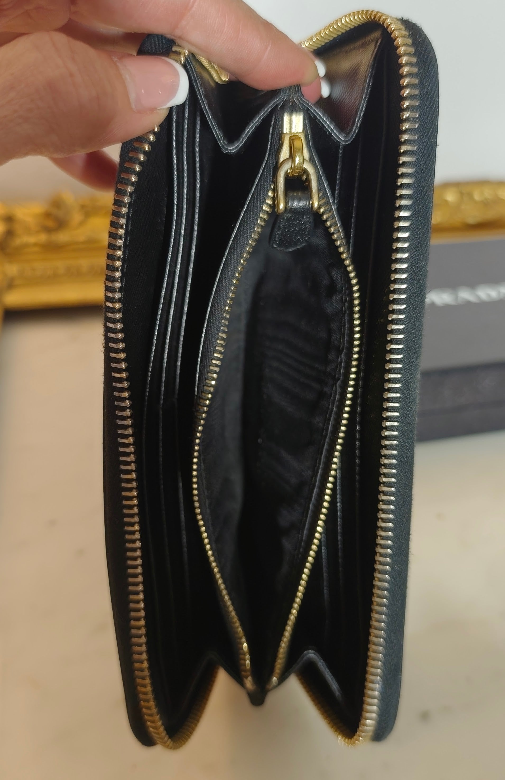 Prada – Portafoglio Continental Zip All-Around in Saffiano Nero