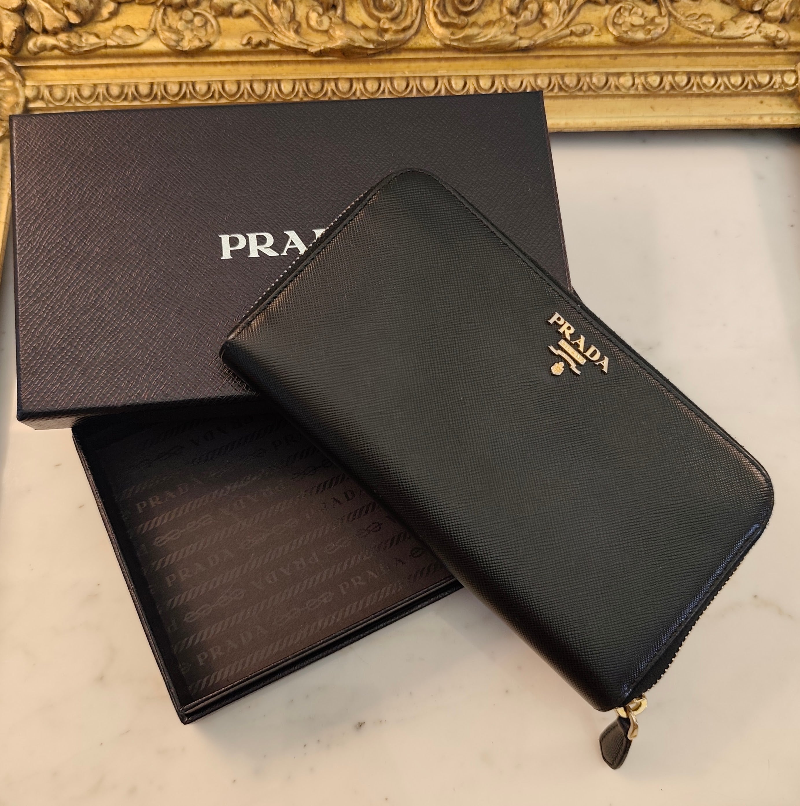 Prada – Portafoglio Continental Zip All-Around in Saffiano Nero