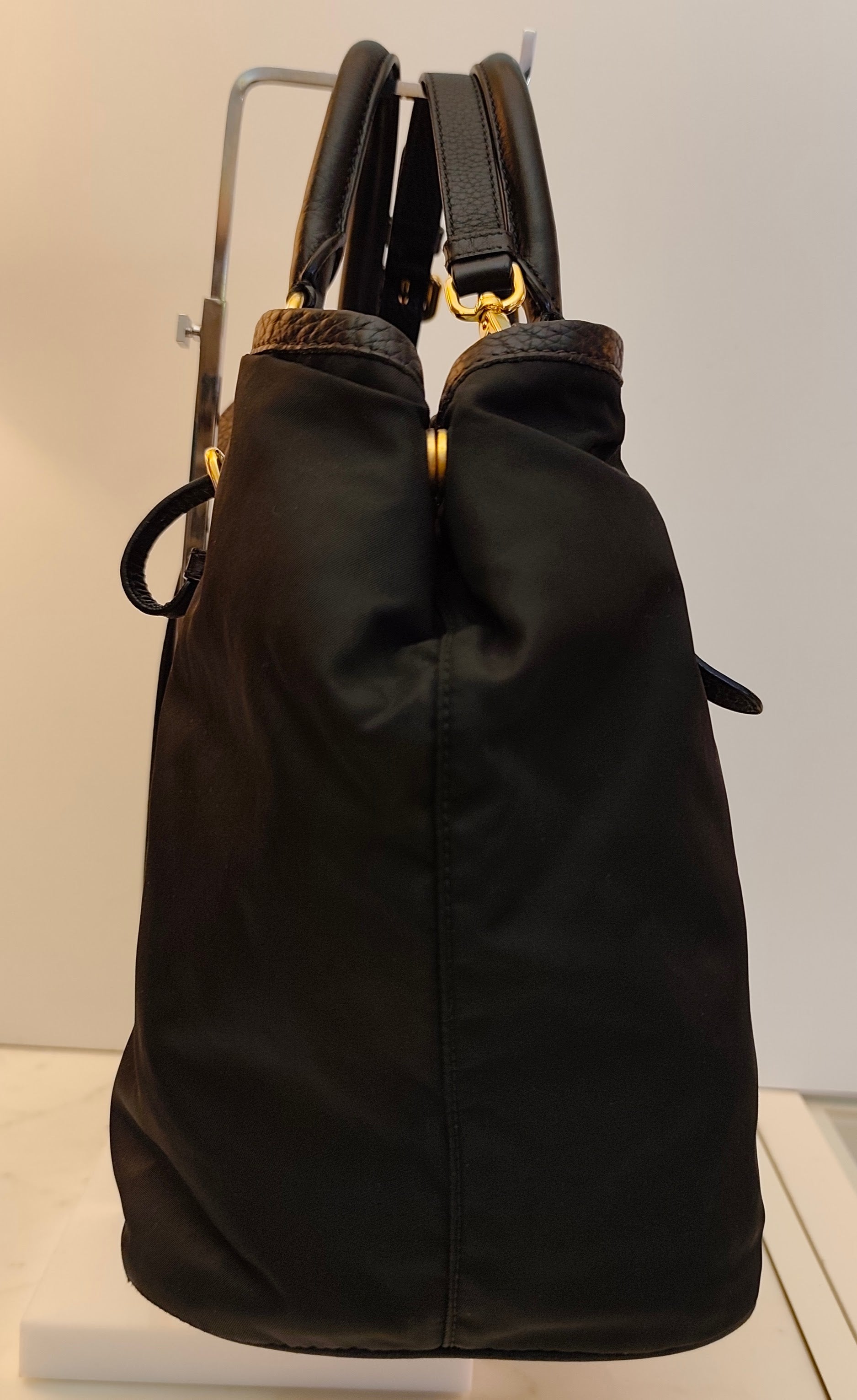 Prada - Tote Shopper in Nylon e Pelle Nera con Tracolla e Fasce in Pelle