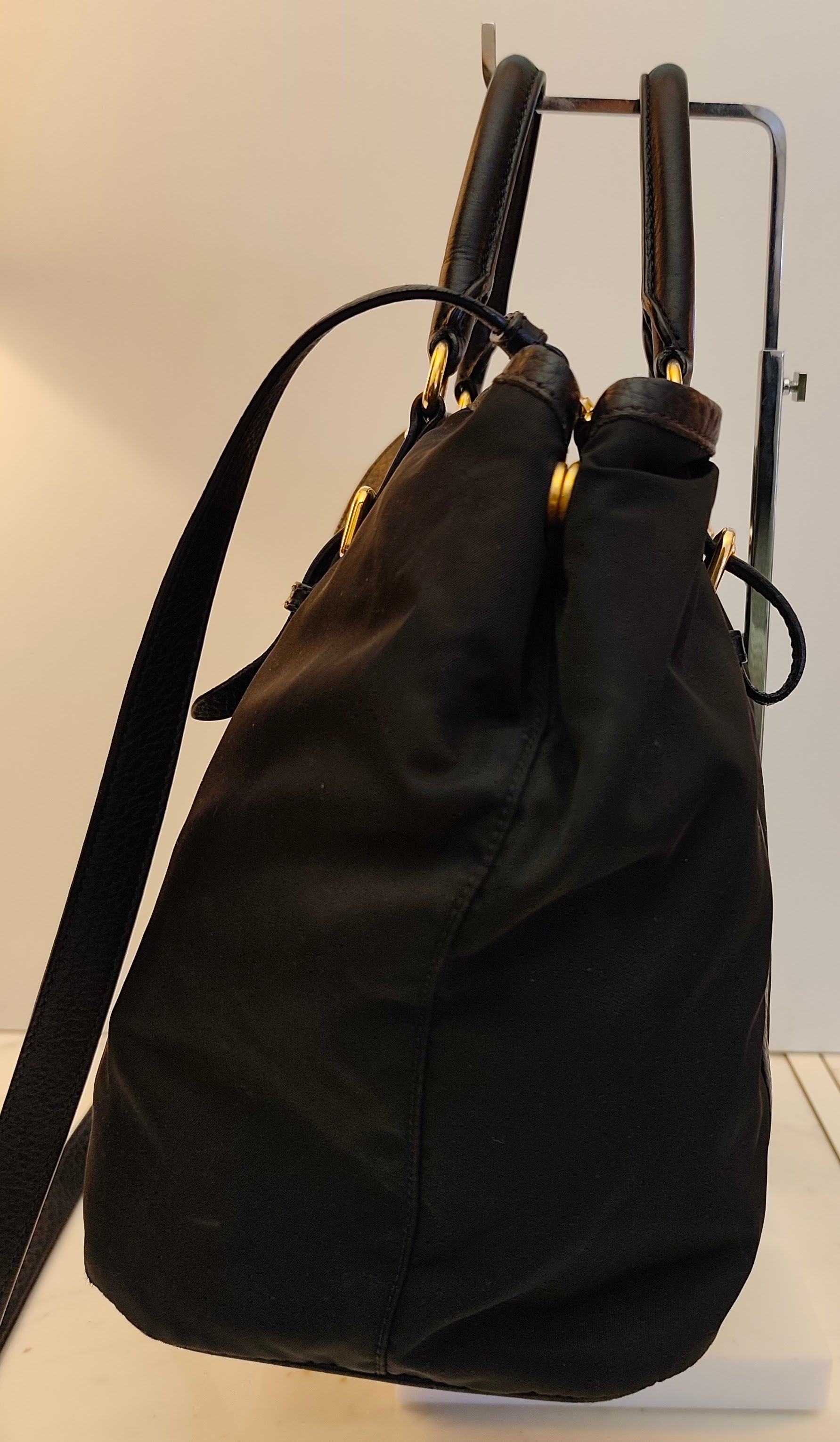 Prada - Tote Shopper in Nylon e Pelle Nera con Tracolla e Fasce in Pelle