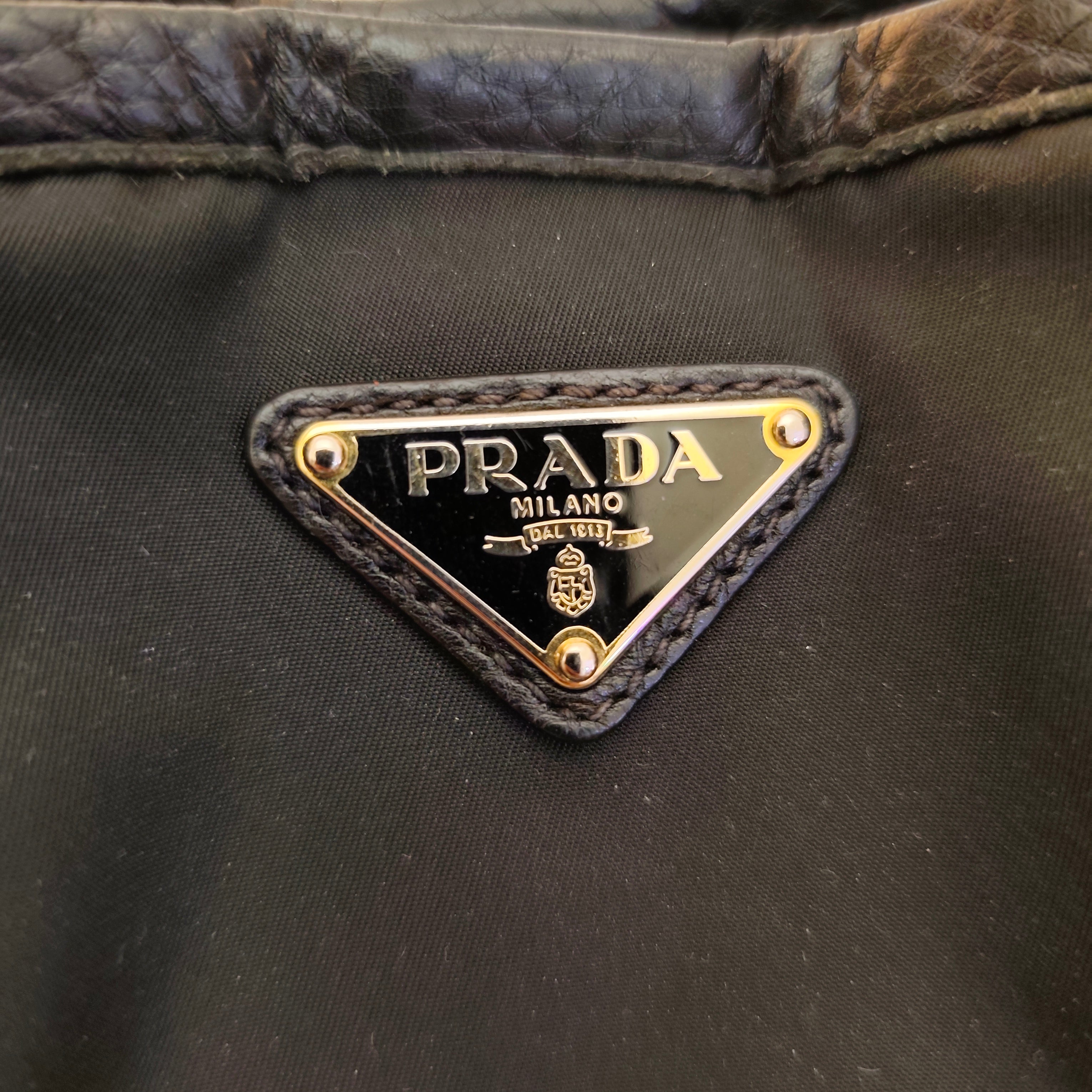 Prada - Tote Shopper in Nylon e Pelle Nera con Tracolla e Fasce in Pelle