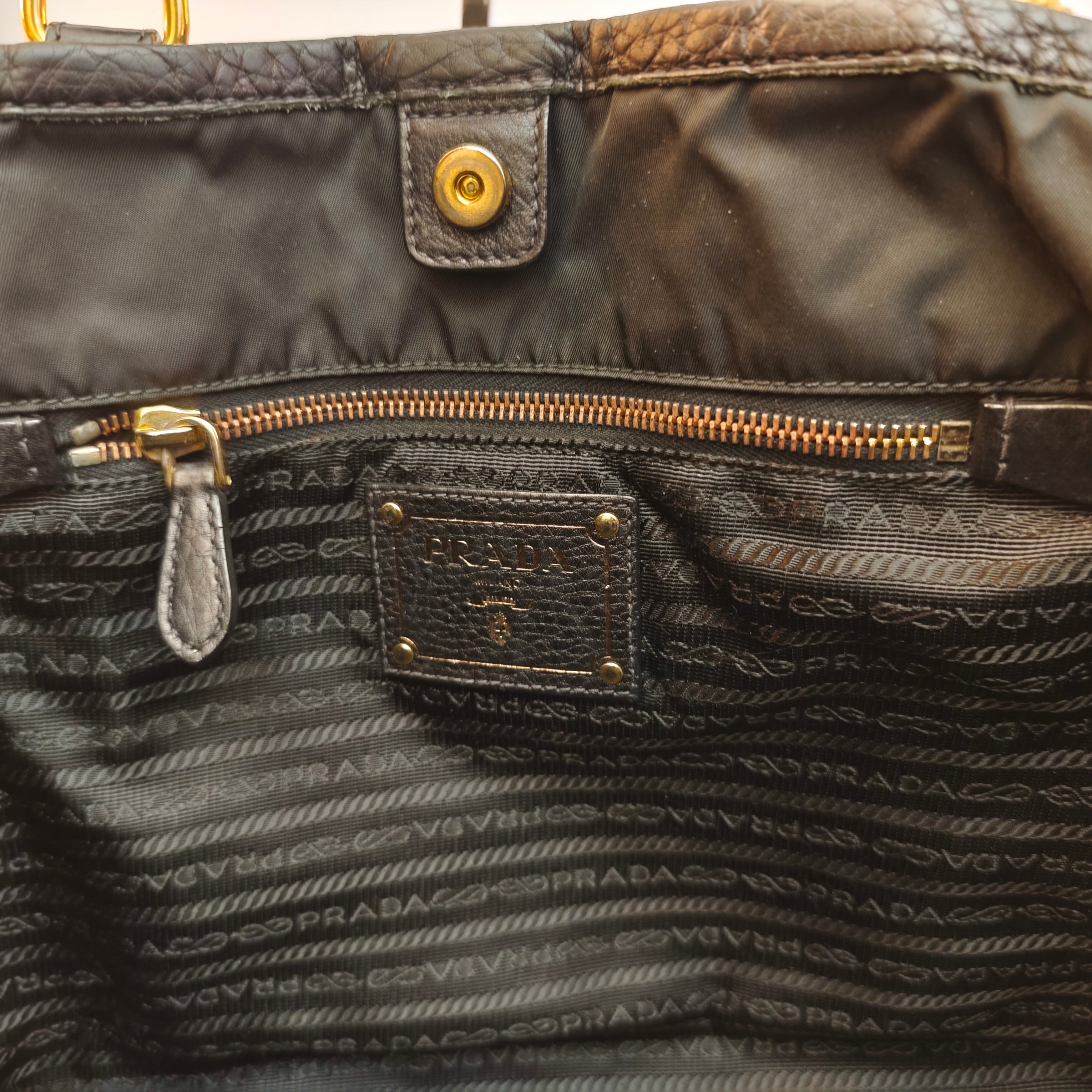 Prada - Tote Shopper in Nylon e Pelle Nera con Tracolla e Fasce in Pelle