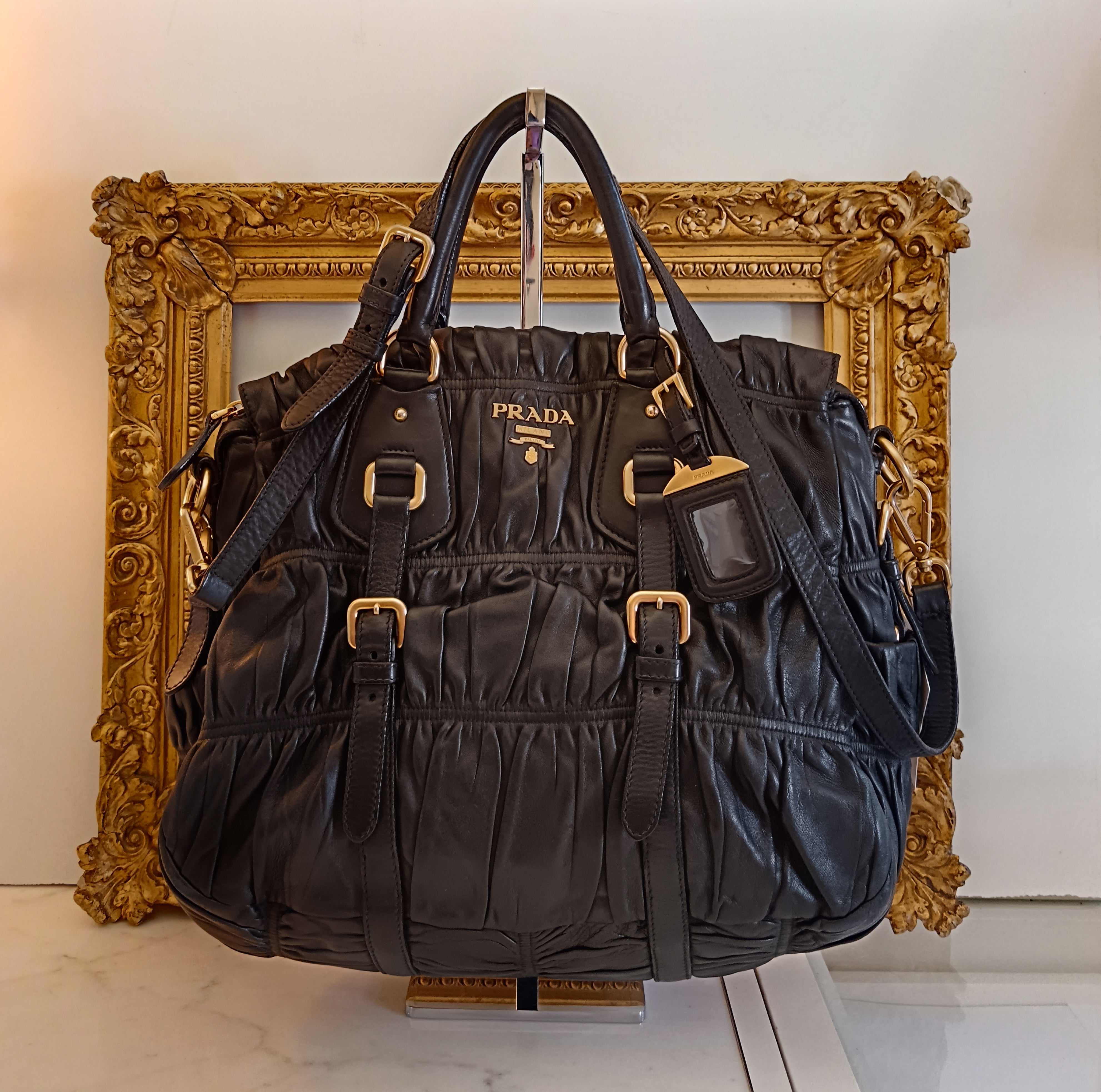 DAY 1: 1174 - Prada Tote Goffrata/Matelassè pelle nera cerniera con tracolla e tasche laterali