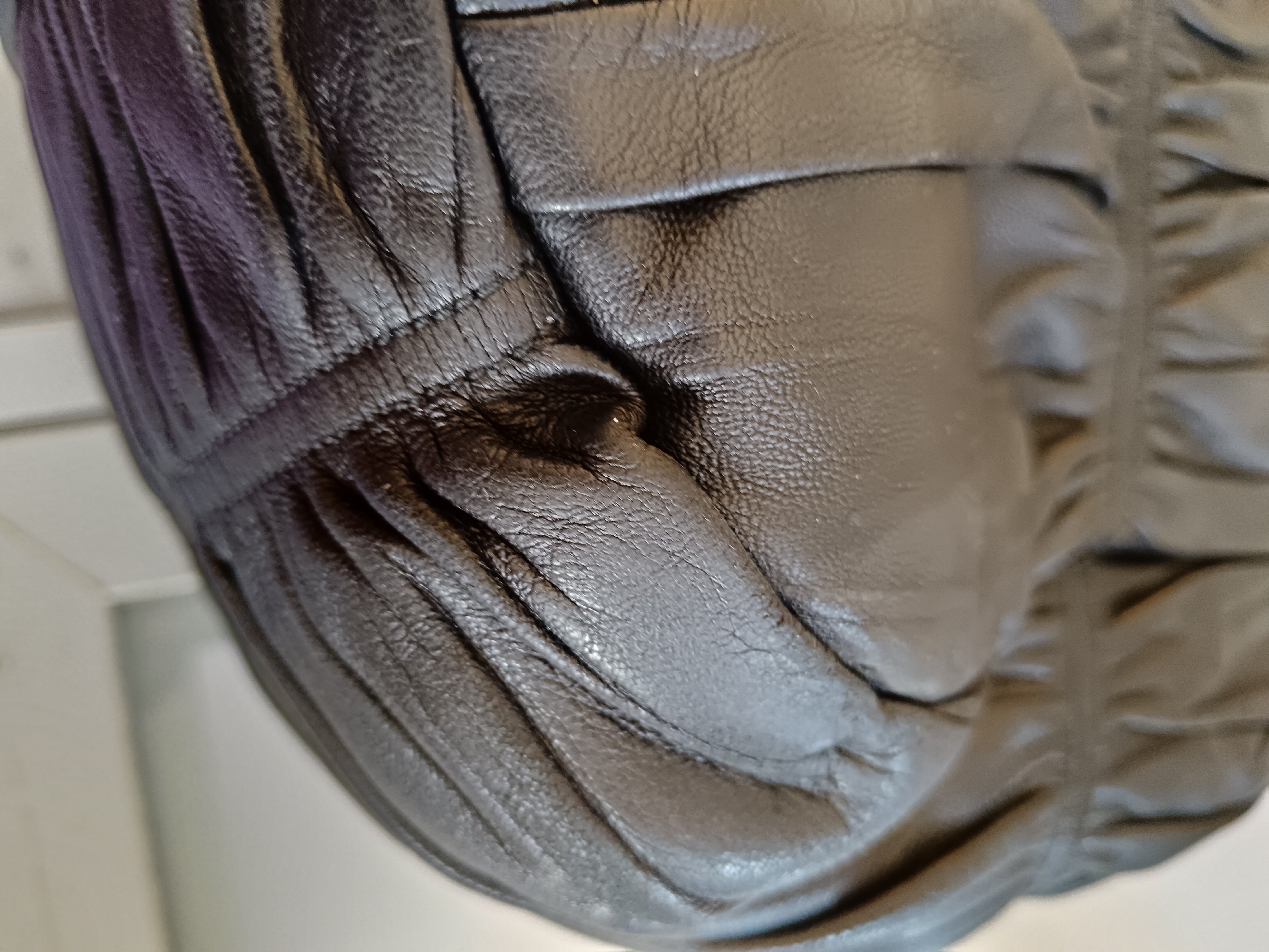 DAY 1: 1174 - Prada Tote Goffrata/Matelassè pelle nera cerniera con tracolla e tasche laterali
