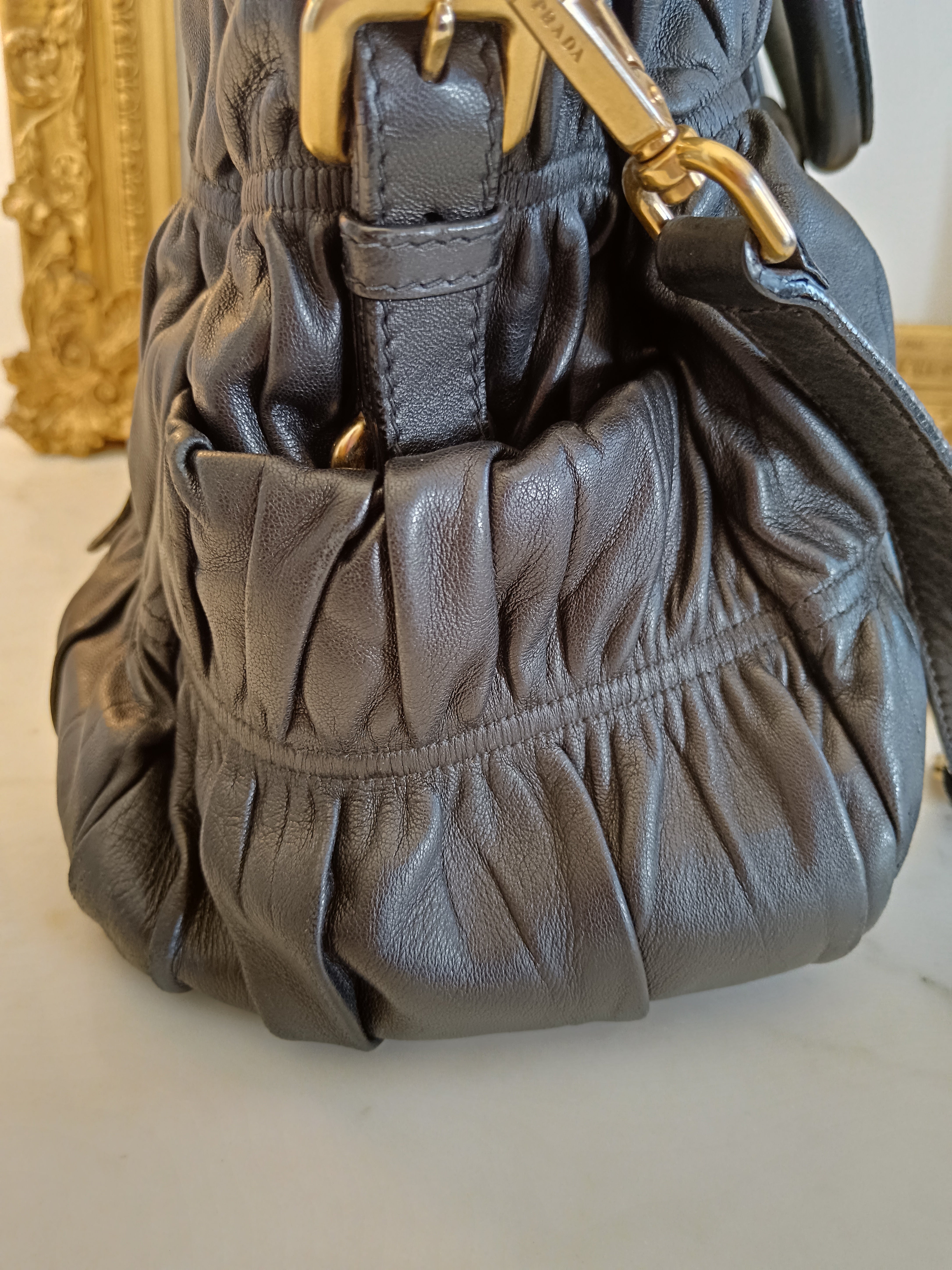 DAY 1: 1174 - Prada Tote Goffrata/Matelassè pelle nera cerniera con tracolla e tasche laterali