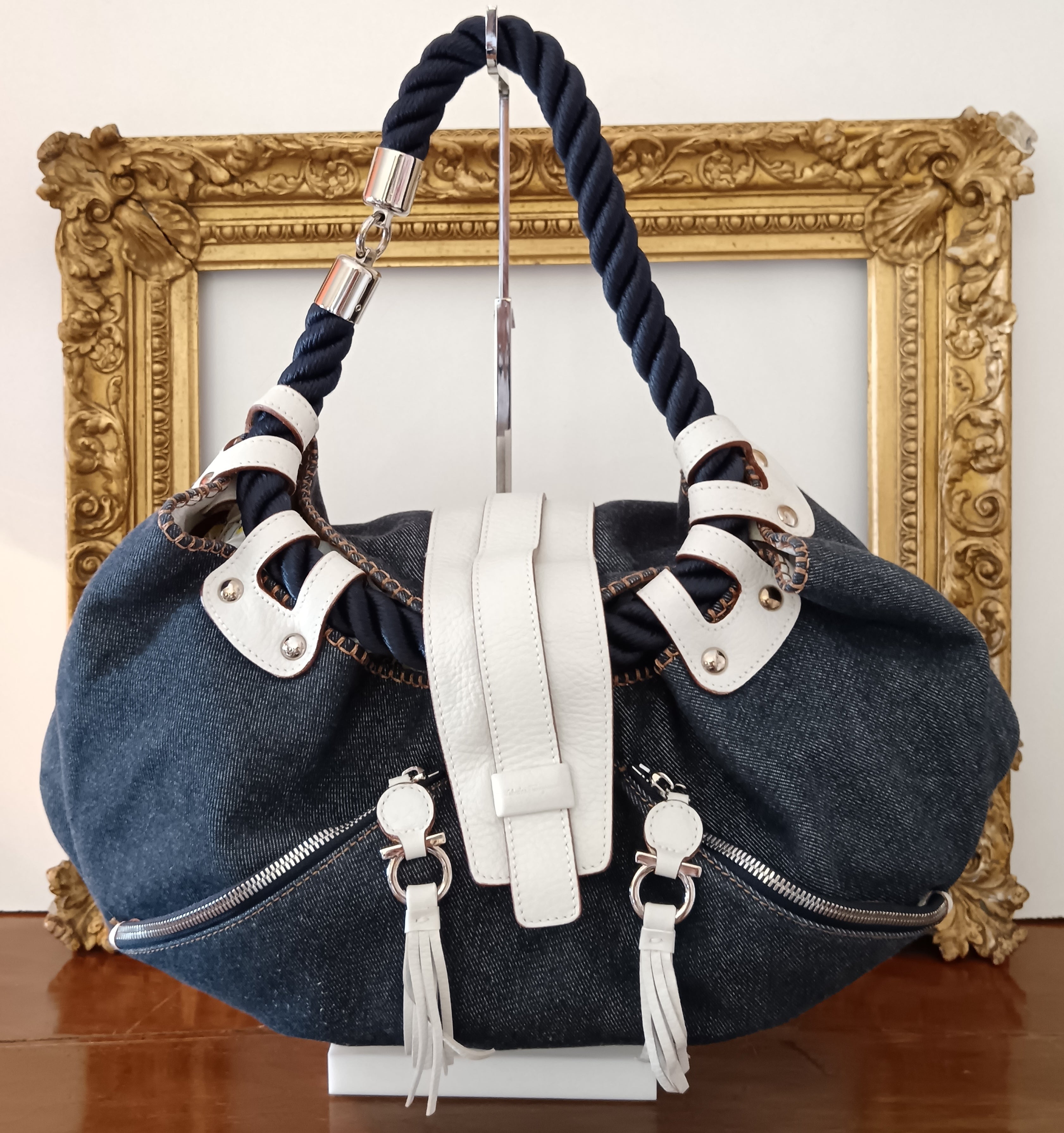 Ferragamo - Borsa a Spalla mod. "ROPE" denim blu con inserti in pelle bianca e manico corda