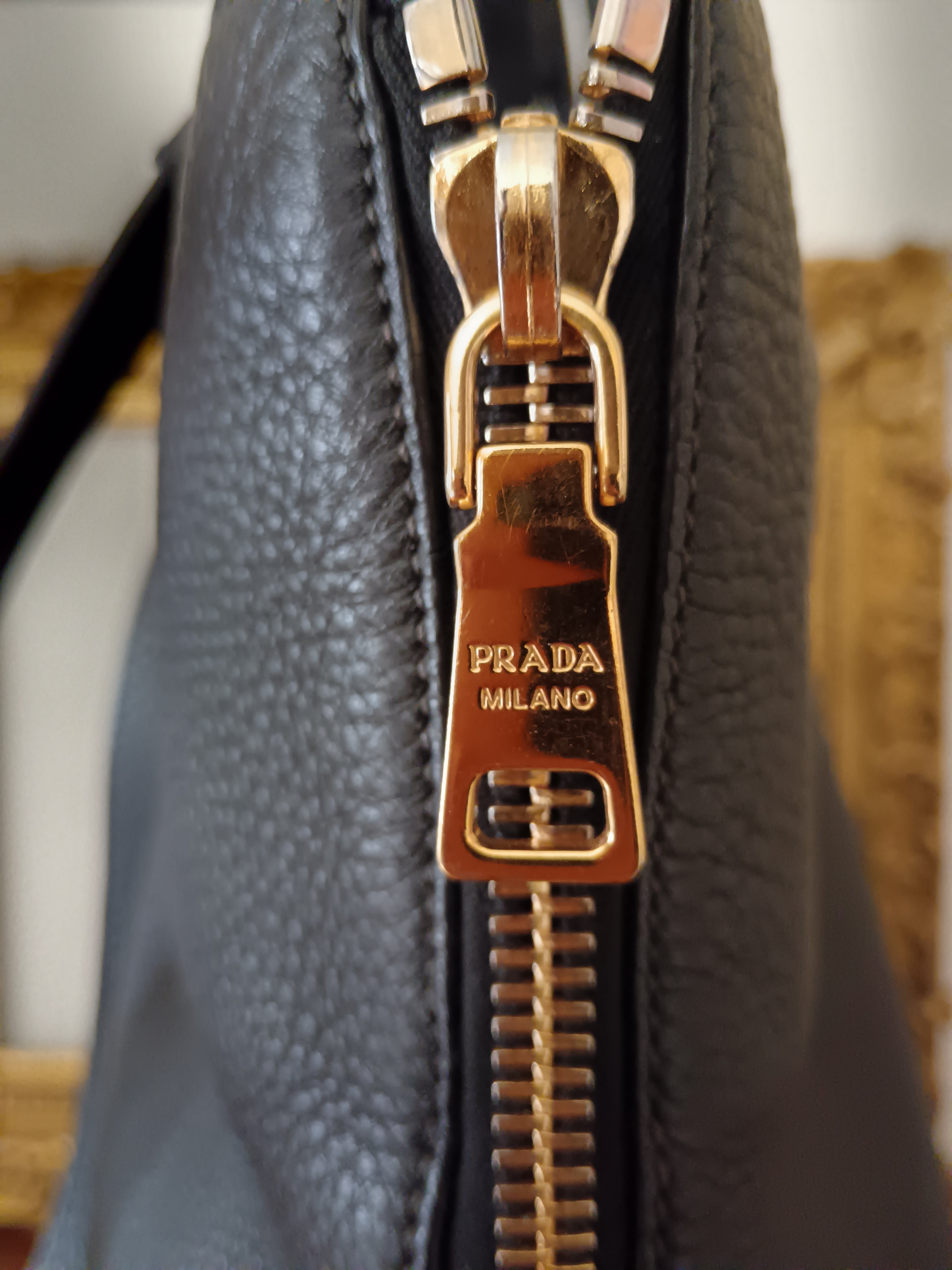 Prada - Shopper Espandibile in Pelle Martellata Nera