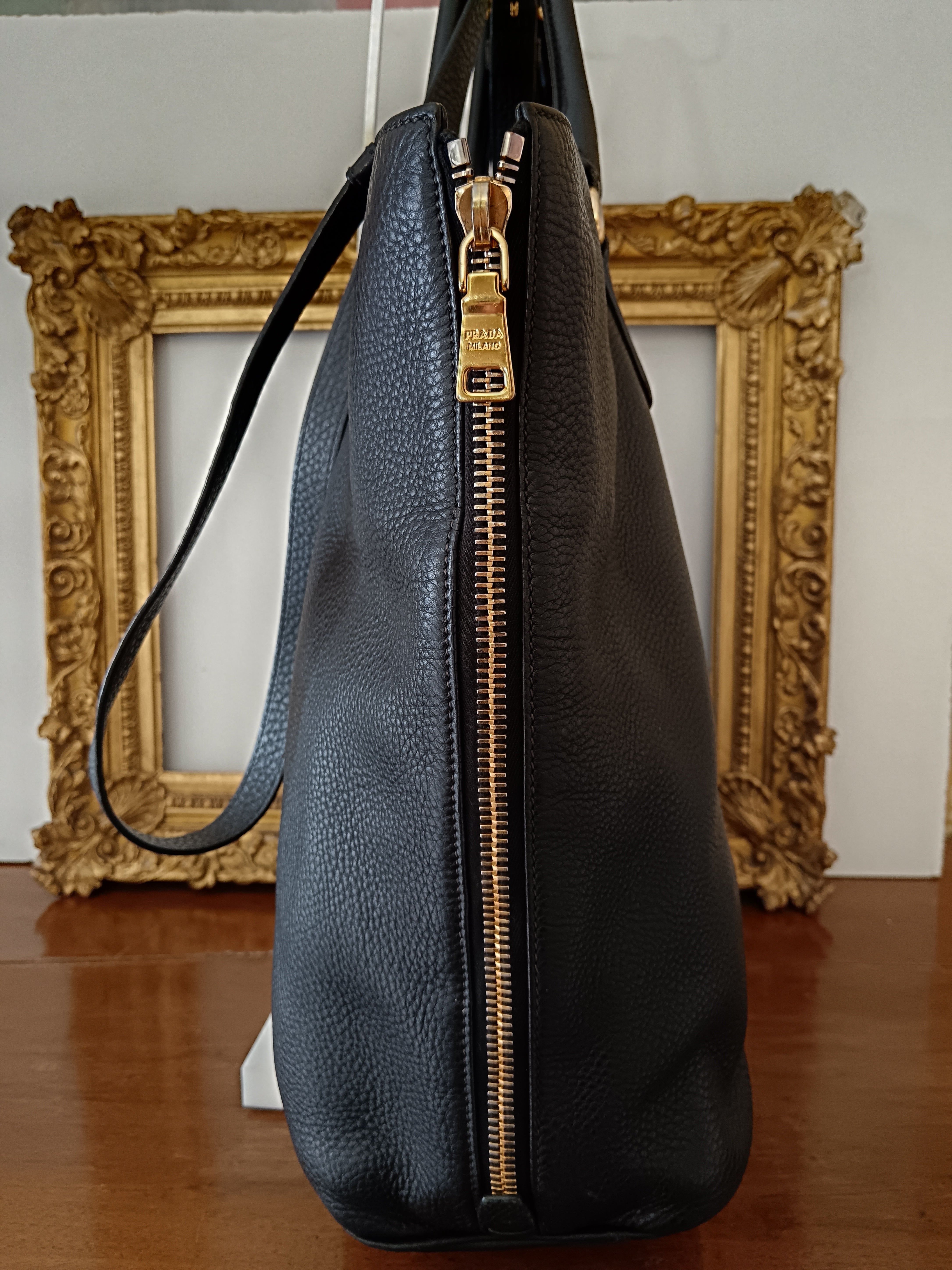 Prada - Shopper Espandibile in Pelle Martellata Nera