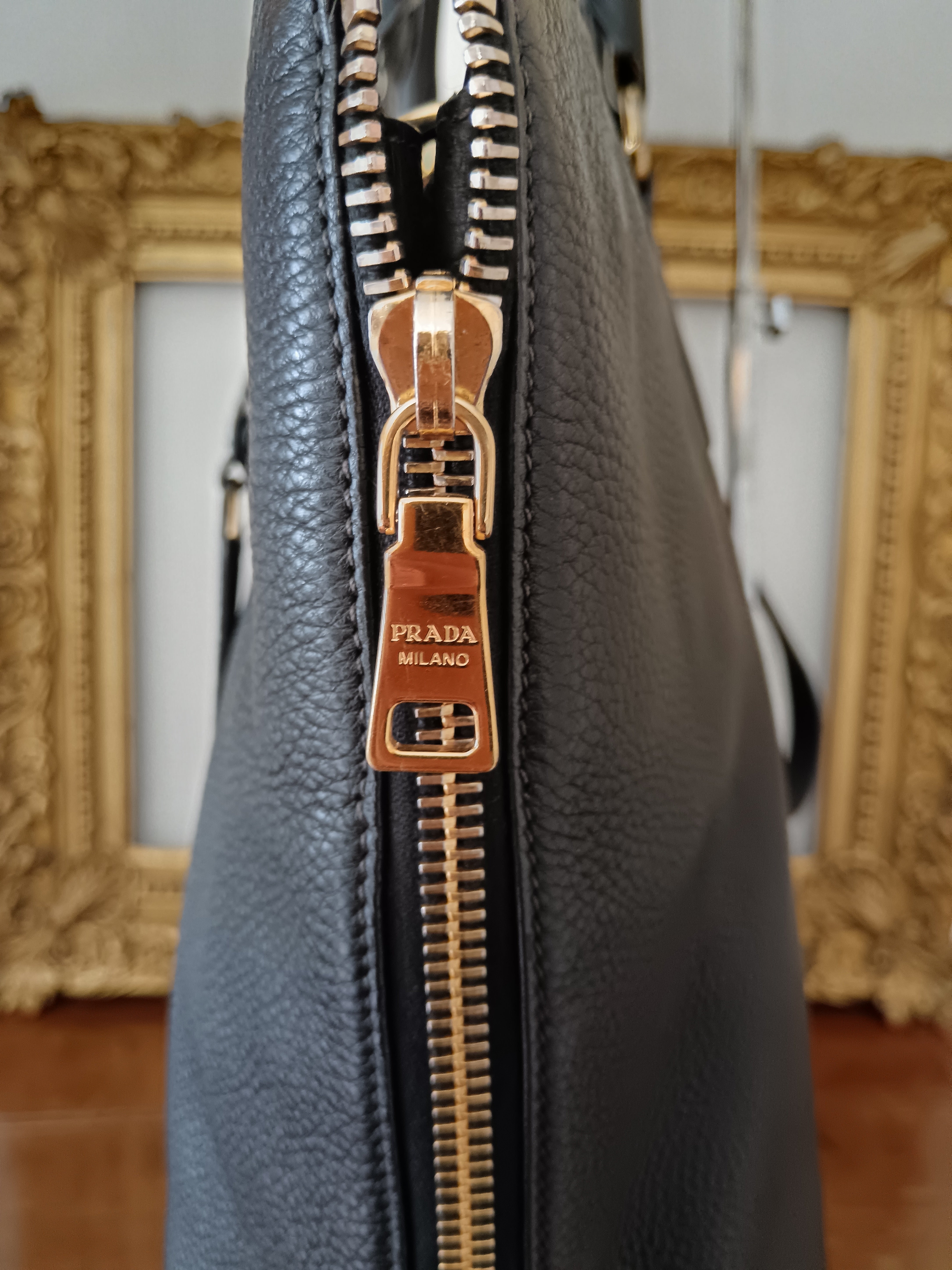 Prada - Shopper Espandibile in Pelle Martellata Nera