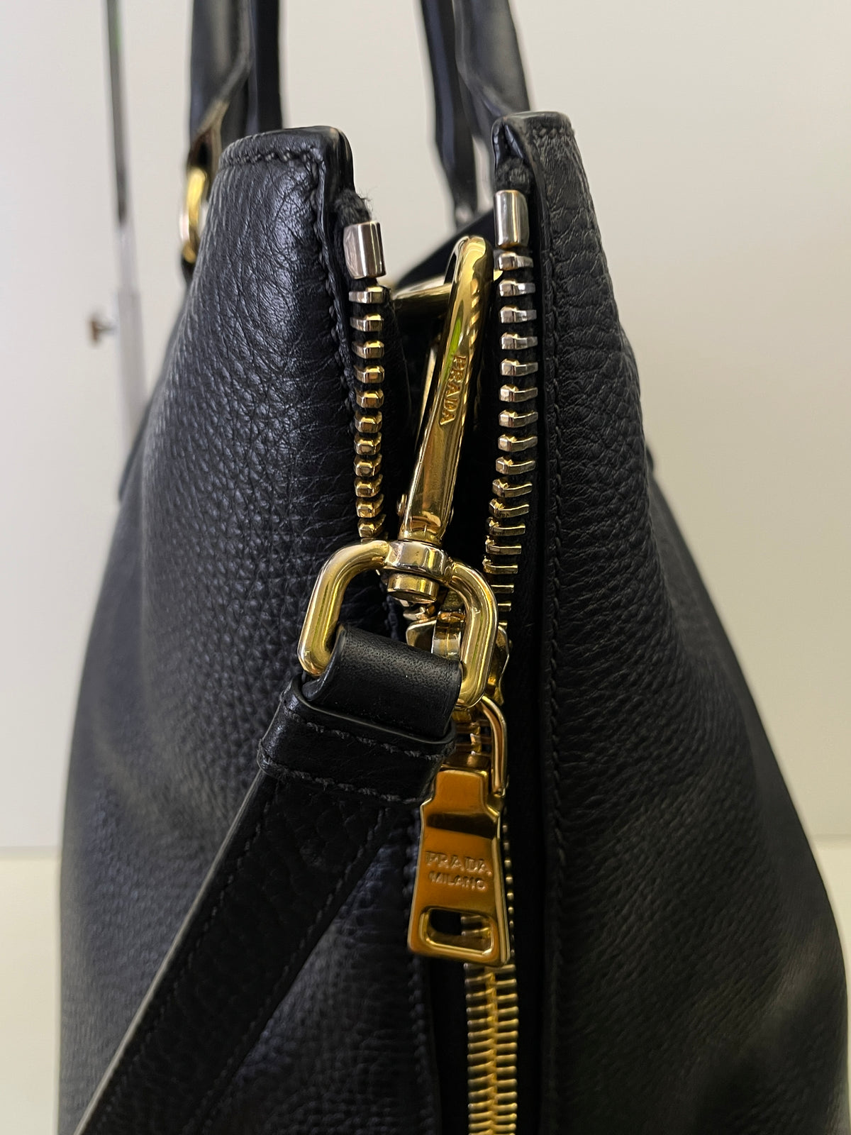 Prada - Shopper Espandibile in Pelle Martellata Nera Con Manici Corti