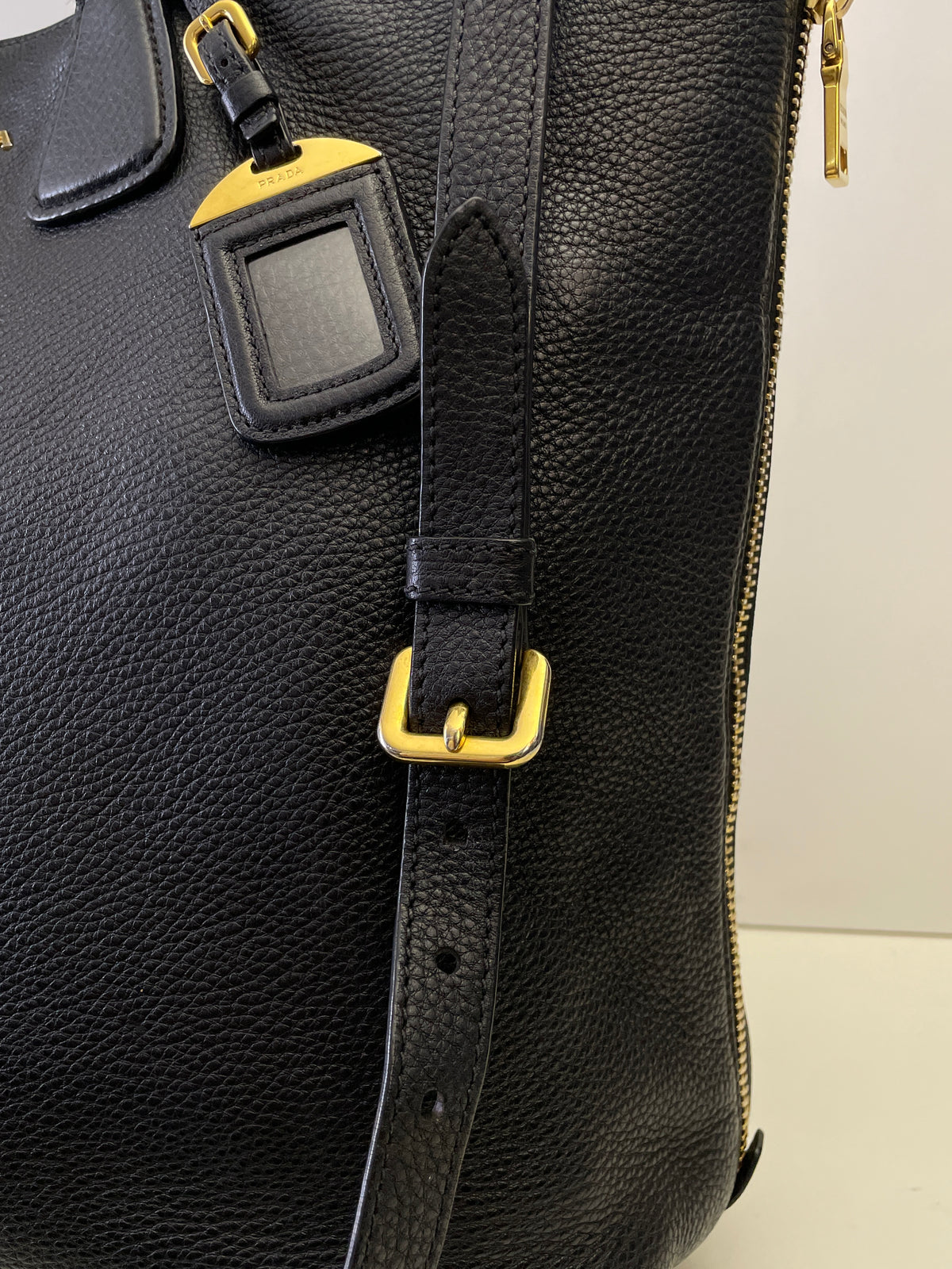 Prada - Shopper Espandibile in Pelle Martellata Nera Con Manici Corti
