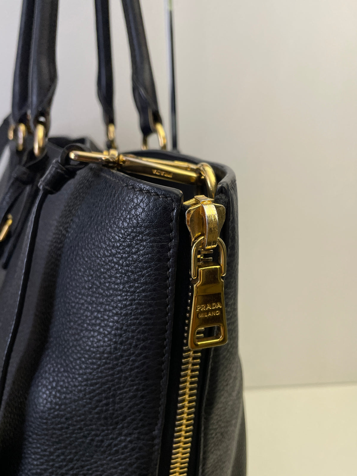 Prada - Shopper Espandibile in Pelle Martellata Nera Con Manici Corti