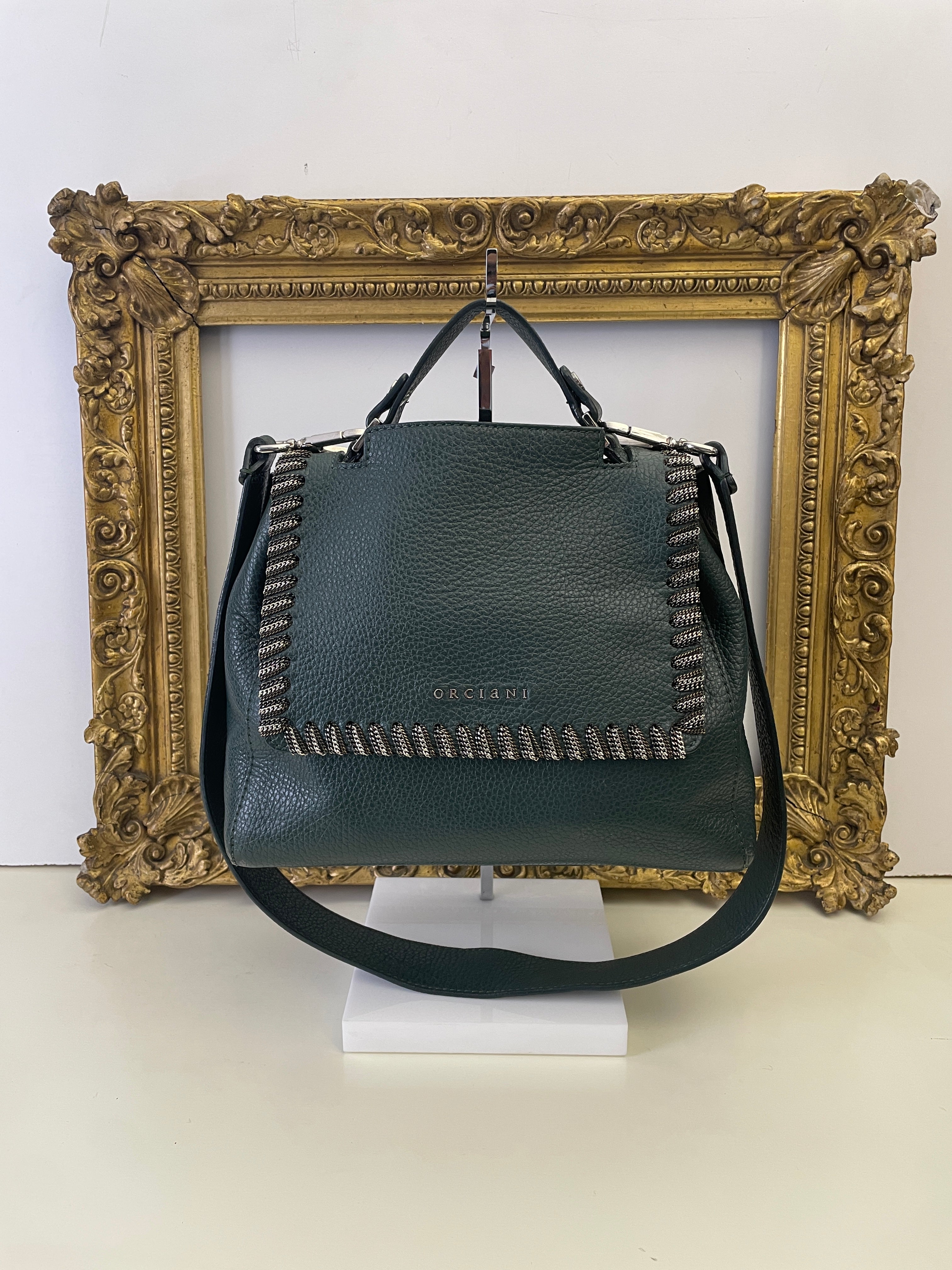 Orciani – Sveva Soft Piccola Pelle Verde Petrolio Con Inserti In Metallo