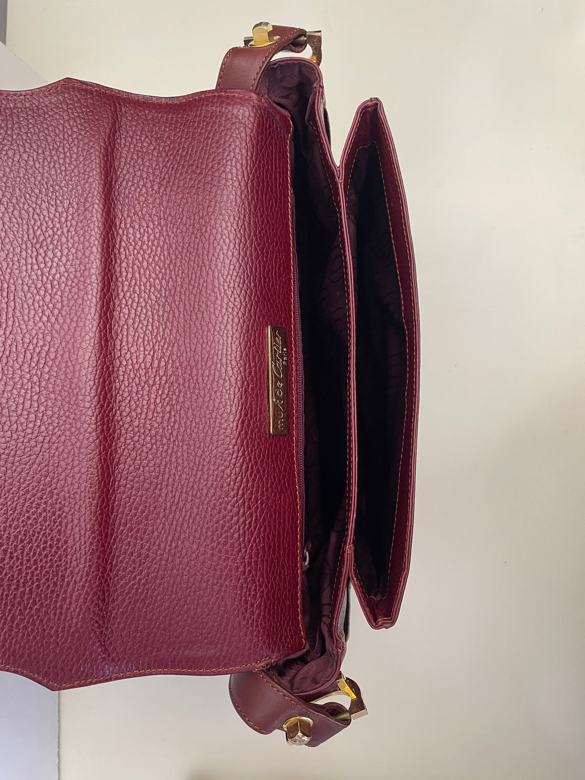 Cartier - Camera Bag a Patta Intera Con Punta in Pelle Bordeaux Vintage