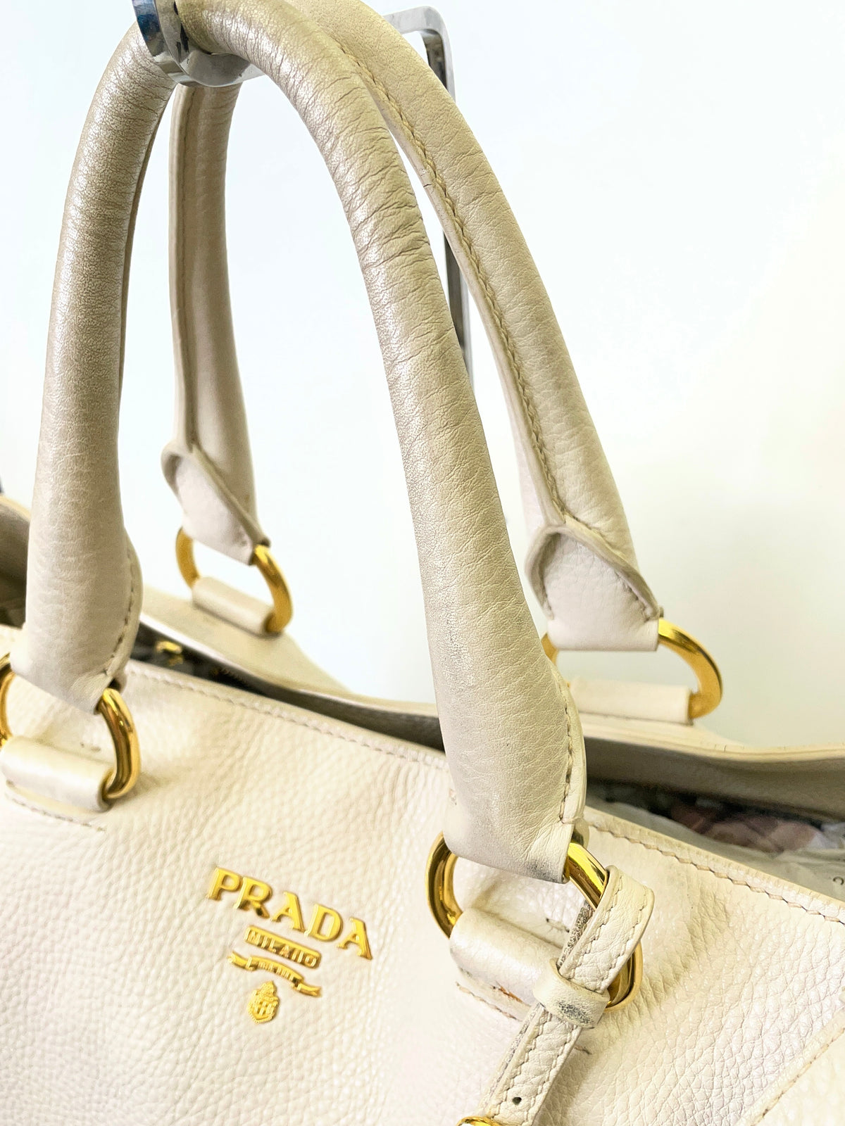 Prada - Shopper in Pelle Martellata Bianco Latte Con Manici Corti